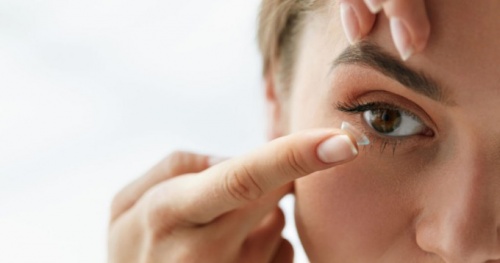 Đeo kính áp tròng đi ngủ thường xuyên nguy cơ hỏng giác mạc