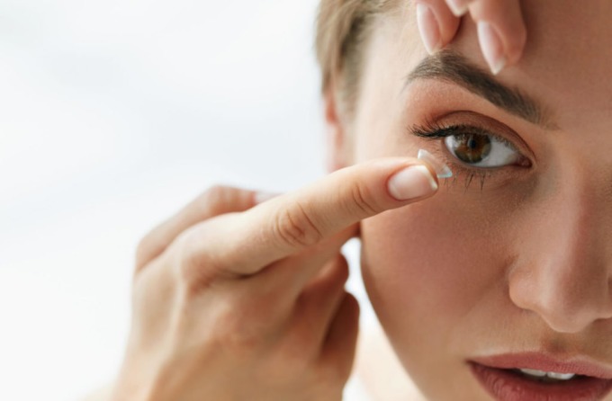 Đeo kính áp tròng đi ngủ thường xuyên nguy cơ hỏng giác mạc