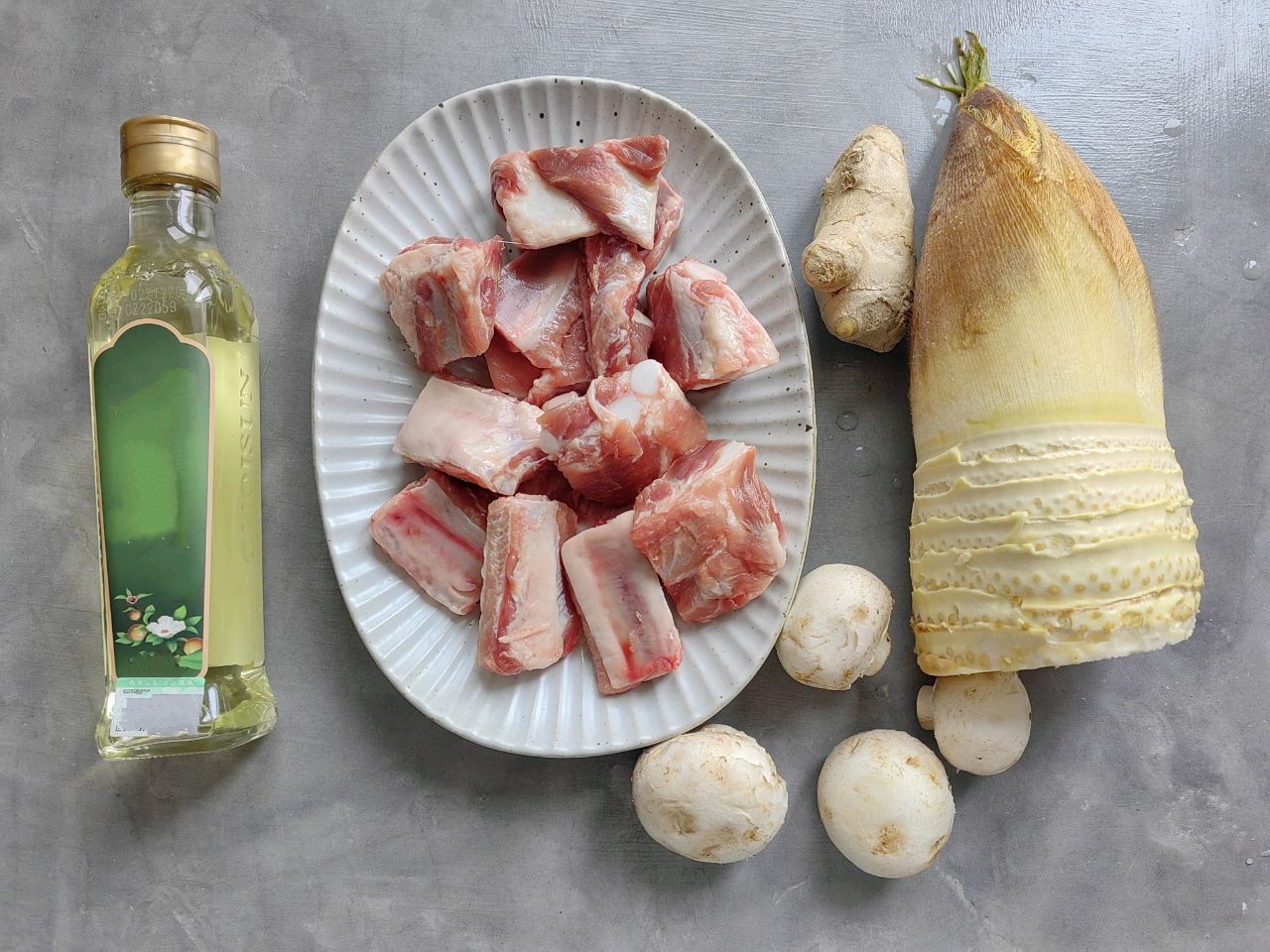 Canh sườn nấu măng nấm - món ngon cho bữa cơm ngày hè