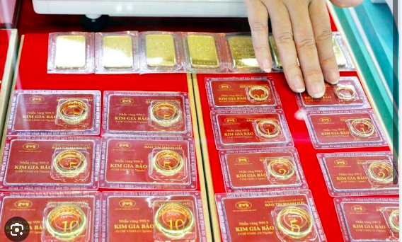 Giá vàng nhẫn tròn trơn bán ra mức 77,8 triệu đồng/lượng, vàng miếng SJC bán ra 80 triệu đồng/lượng. (Ảnh: PQ).