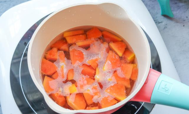Chè dưỡng nhan đu đủ nhựa đào rất cần thiết cho chị em nào muốn làm đẹp.
