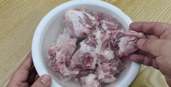 "Tại sao sườn heo lại có mùi tanh và cứng như gỗ sau khi chần?": Xem cách chế biến của đầu bếp mới biết sai ở đâu