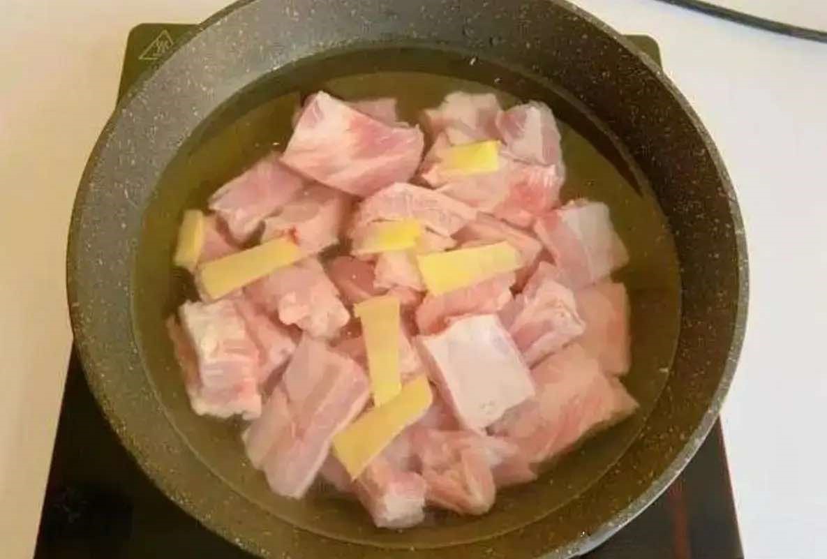 "Tại sao sườn heo lại có mùi tanh và cứng như gỗ sau khi chần?": Xem cách chế biến của đầu bếp mới biết sai ở đâu