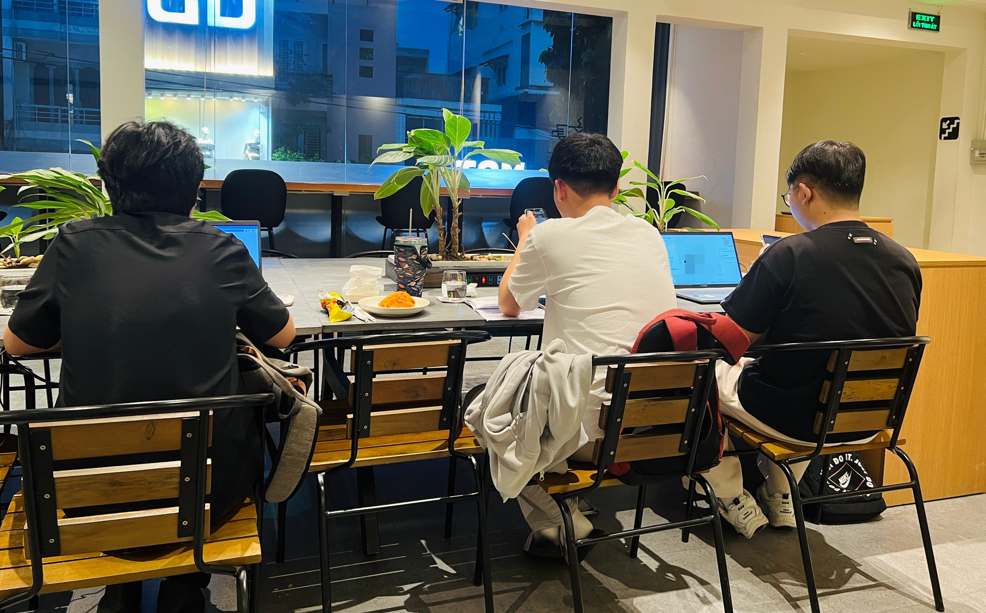 Đi ăn uống, nhóm bạn thường sẽ có một người đứng ra trả tiền, sau đó các bạn khác chia tiền mặt hoặc chuyển khoản trả lại.