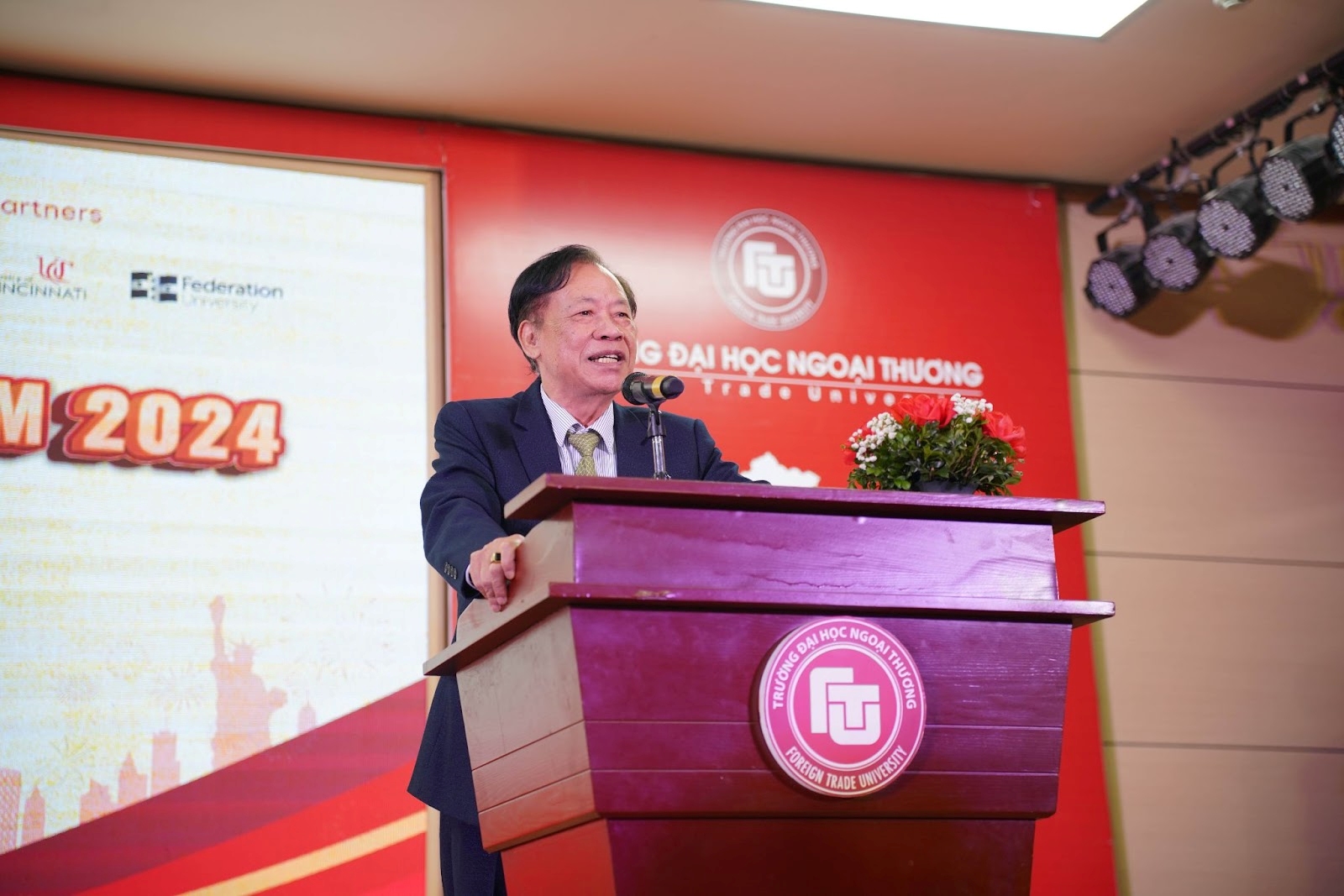 TS. Thang Văn Phúc - Nguyên Thứ trưởng Bộ Nội vụ, Chủ tịch Trung ương Hội Kỷ lục gia Việt Nam phát biểu tổng kết tại buổi lễ Chung kết toàn quốc EOV 2024