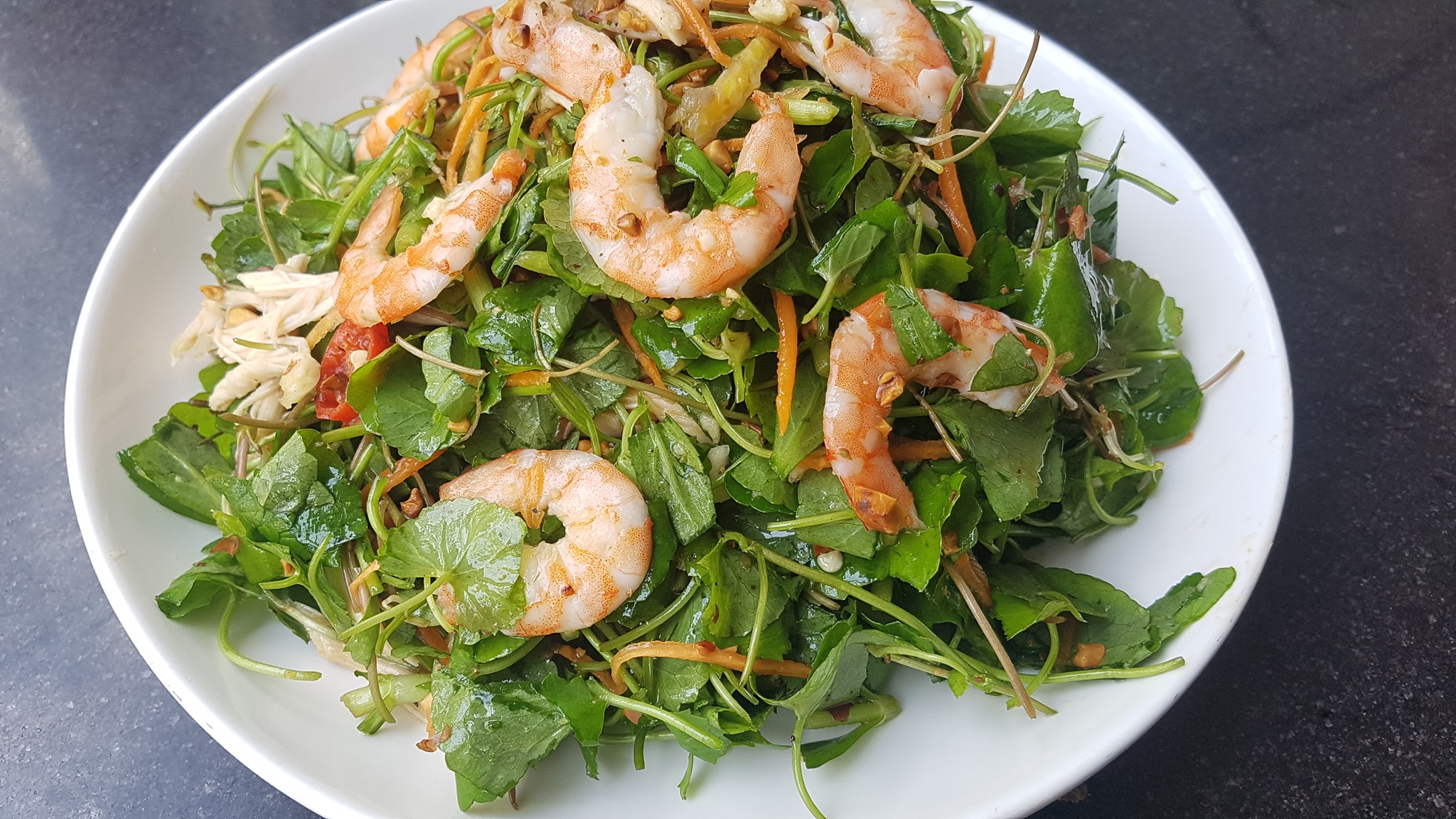 Rau má, loại rau quen thuộc trong bữa ăn của người Việt, từ lâu đã gắn bó với đời sống của người dân quê hương như một món quà tự nhiên quý giá