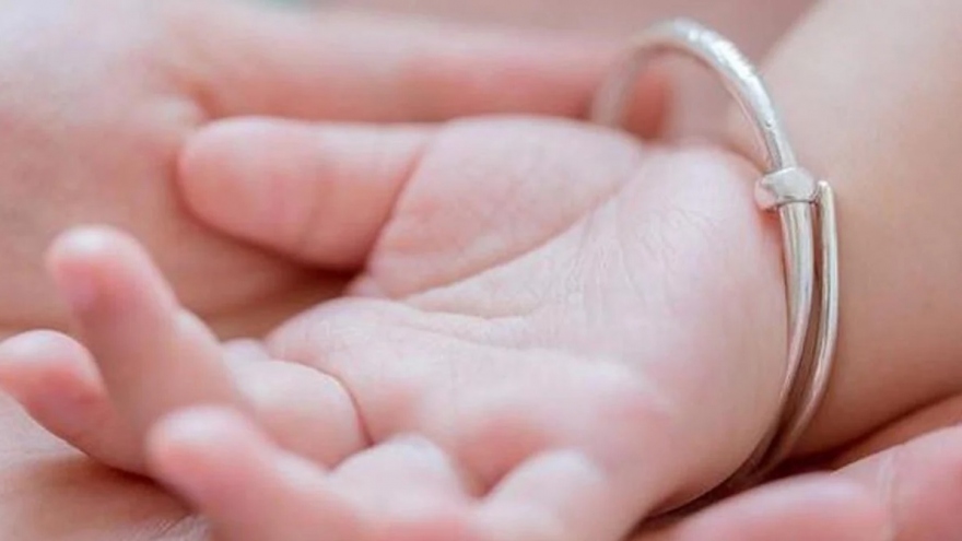 Đeo thứ này vào tay trẻ nhỏ giúp tránh độc cực tốt