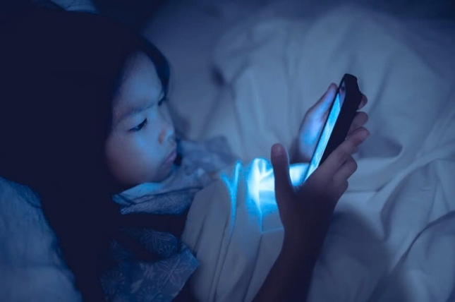 Với sự xâm nhập ngày càng sâu rộng của công nghệ vào đời sống, hầu hết trẻ em ngày nay dành hàng giờ liền trước các thiết bị số như điện thoại, tivi và máy tính 