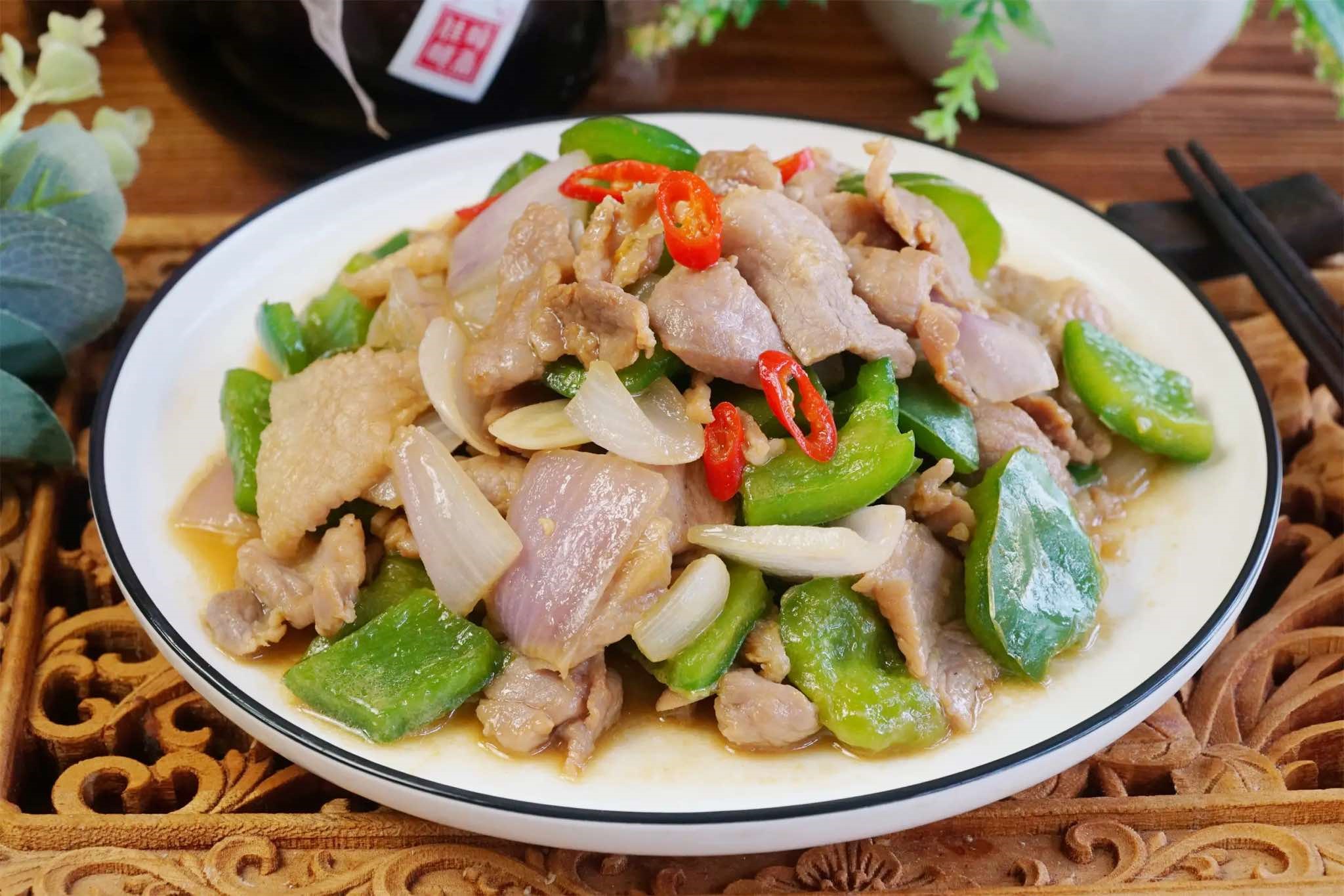 2 món xào dễ làm mà tuyệt ngon đủ cả thịt lẫn rau cho bữa cơm chiều của gia đình thêm hấp dẫn