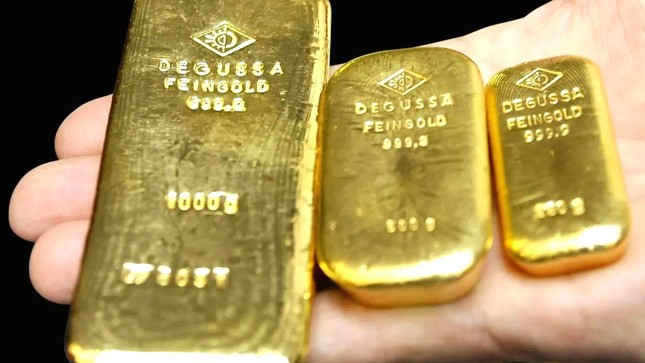 100643191-gold-bars-in-hand-ap-8406.jpg