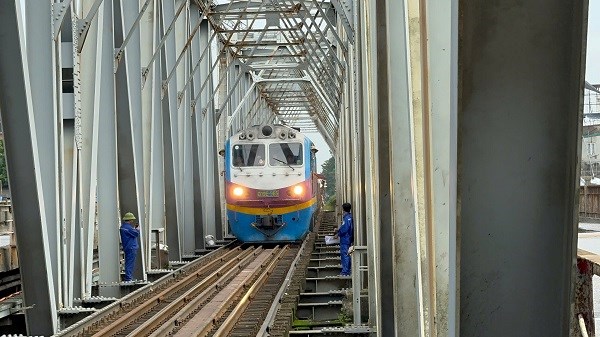 Thử tải tàu sắt chạy qua cầu Đuống để kiểm tra độ an toàn