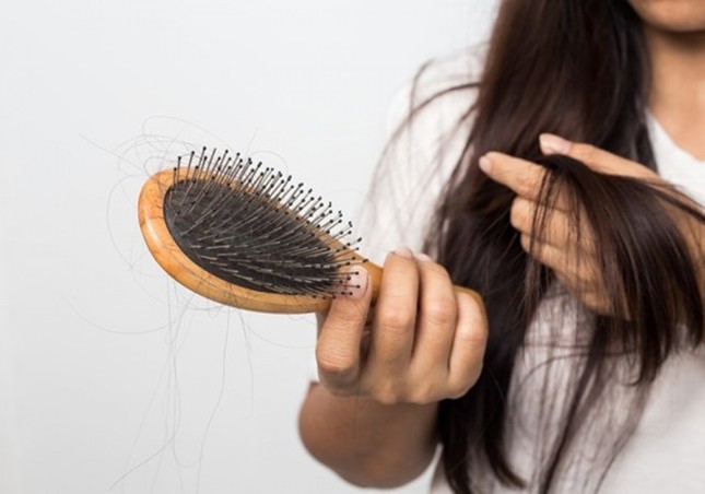 Mỗi ngày rụng cả nắm tóc là hiện tượng tự nhiên hay dấu hiệu bất thường?