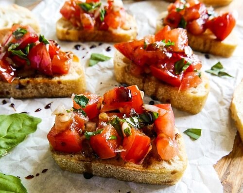 Bánh mì Bruschetta sẽ là món khai vị tuyệt hảo cho bữa tiệc cuối tuần với gia đình. Ảnh: Quốc Chung