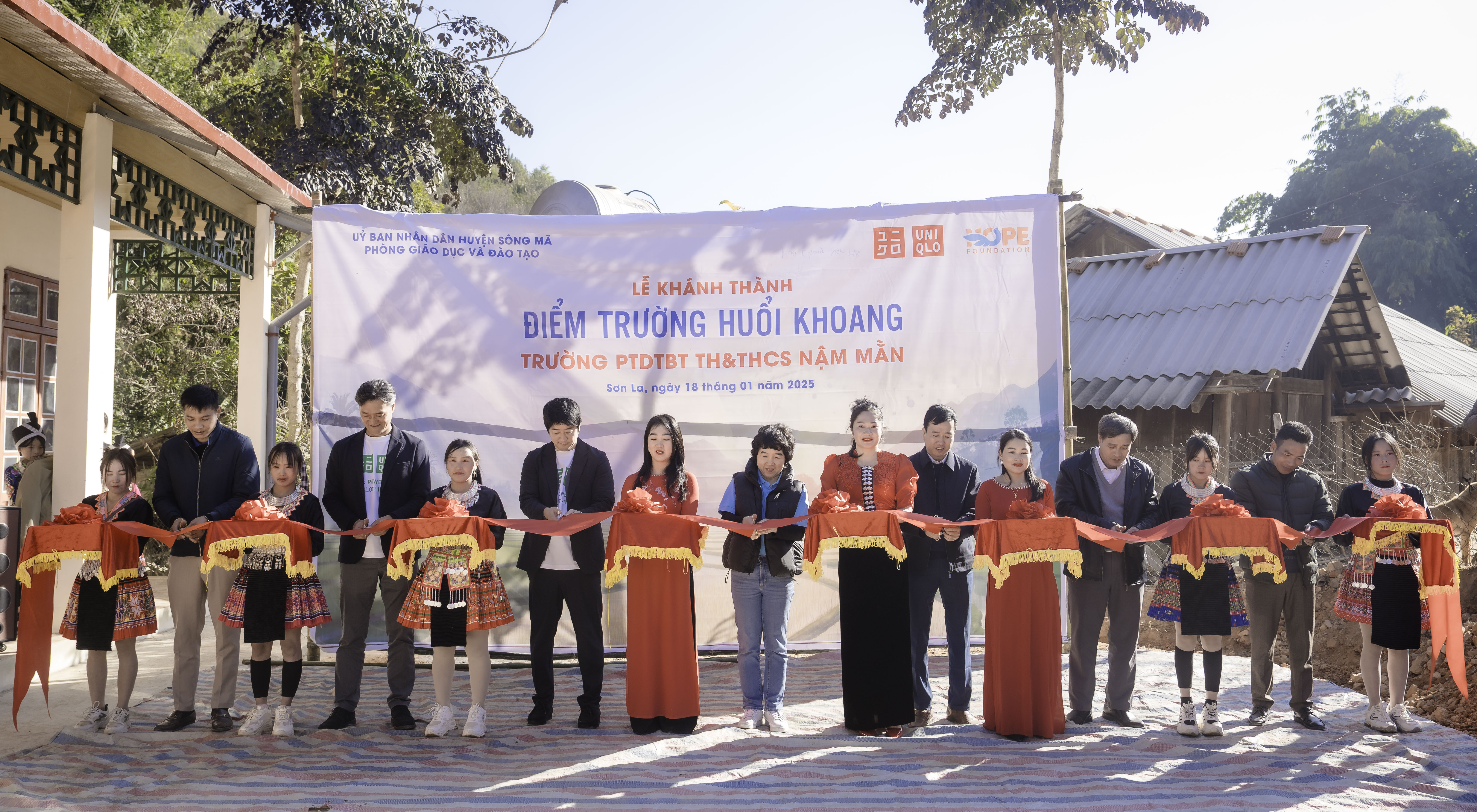UNIQLO Việt Nam khánh thành 2 điểm trường mới và 1 nhà tắm cho học sinh vùng cao