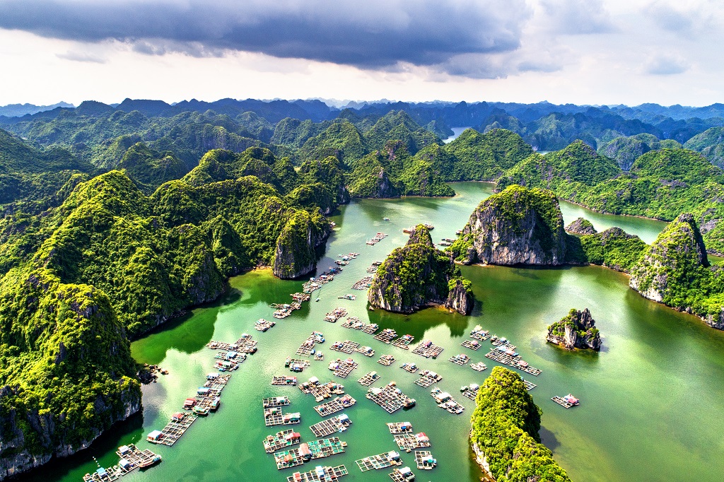 Đến Cát Bà, trải nghiệm đầu tiên không thể bỏ lỡ chính là tận hưởng những bãi tắm hoang sơ tuyệt đẹp giữa vịnh Lan Hạ - một trong những vịnh biển đẹp nhất thế giới.