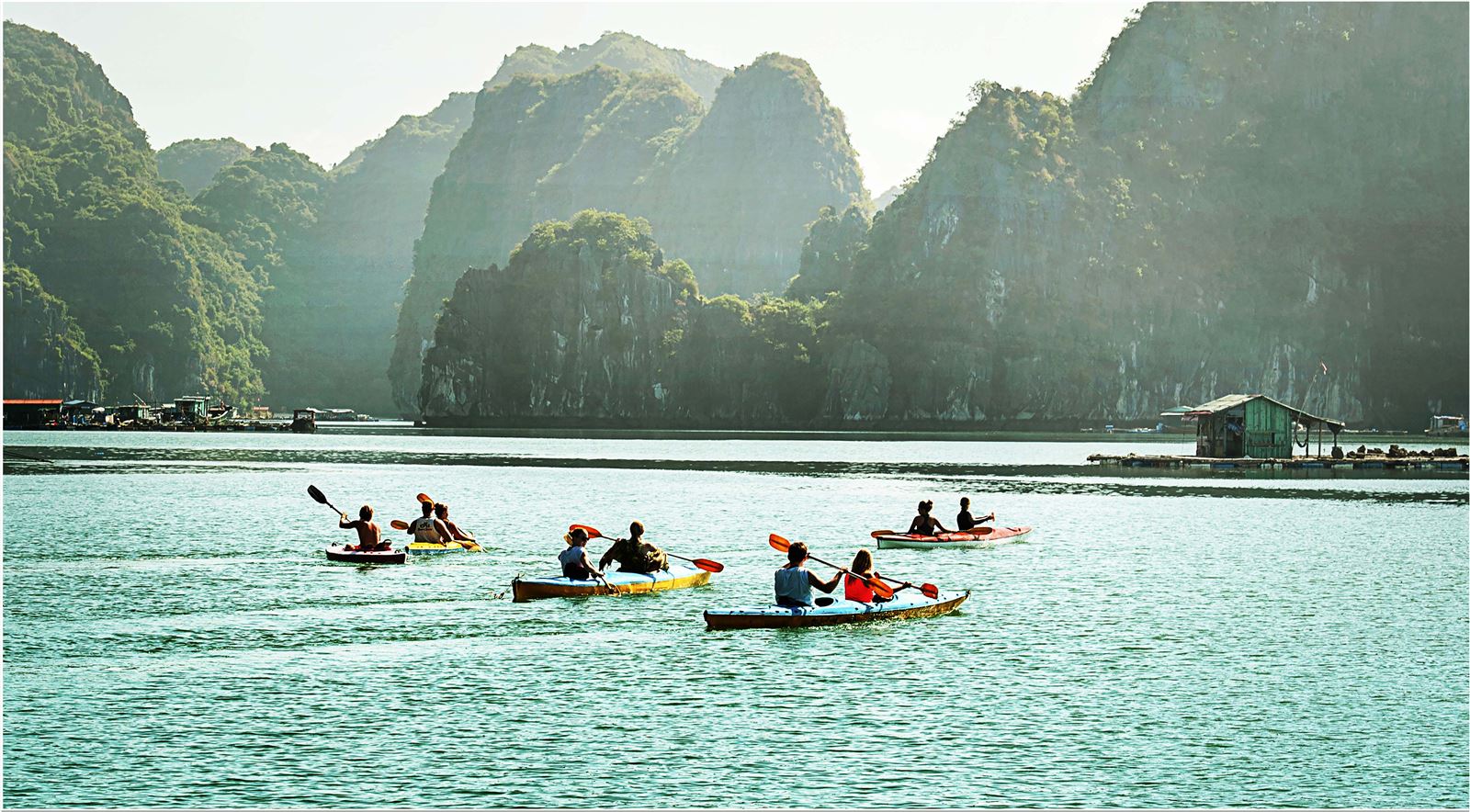 Chèo thuyền kayak đứng đầu danh sách những điều nên làm ở Cát Bà.