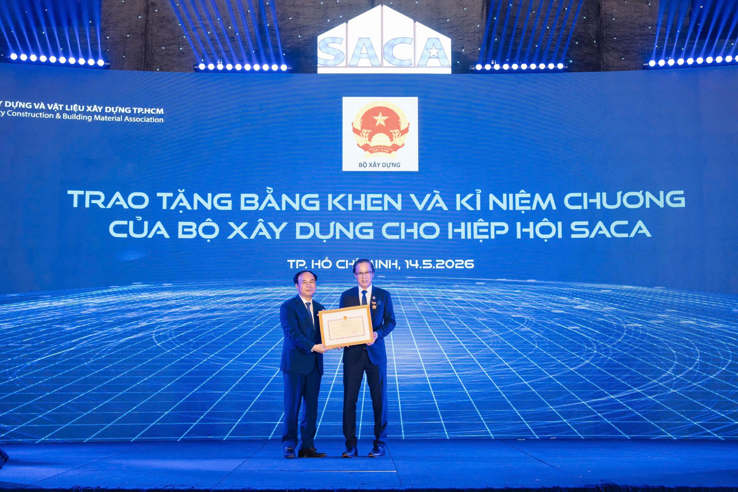 Ông Nguyễn Văn Sinh - Thứ trưởng Bộ Xây dựng trao tặng Bằng khen của Bộ trưởng Bộ Xây dựng cho Hiệp hội Xây dựng và Vật liệu xây dựng TPHCM