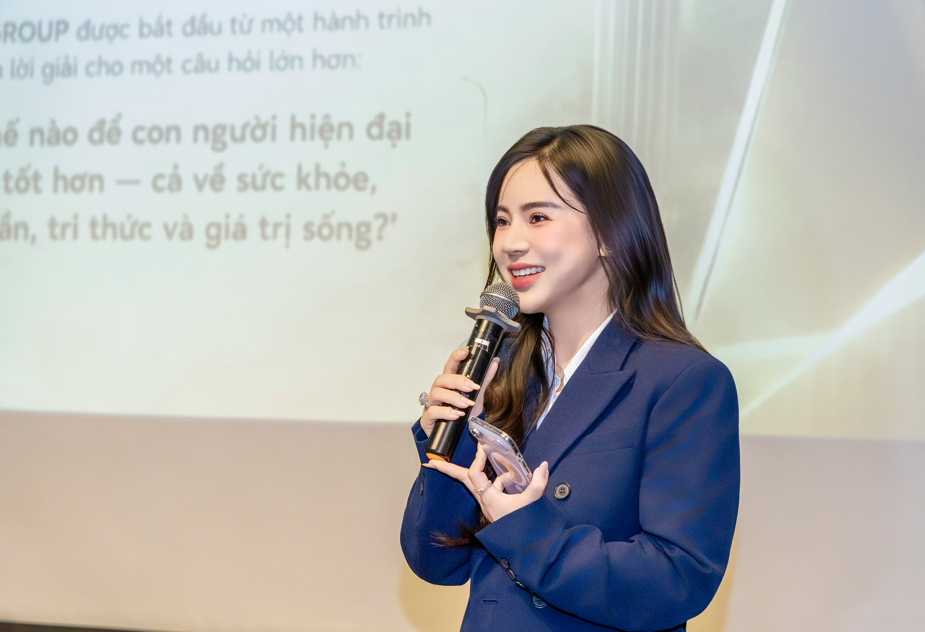 Bà Nguyễn Thị Thi Trang Viện trưởng Viện Nghiên cứu chuyển đổi số ASEAN - Chủ tịch HĐQT Thingo Group phát biểu tại sự kiện.
