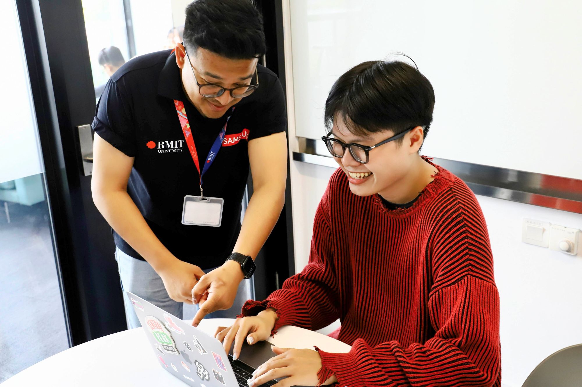  Thịnh cùng Tiến sĩ Soumik Parida, Phó chủ nhiệm bộ môn Truyền thông chuyên nghiệp, Đại học RMIT Việt Nam. Sự hỗ trợ và khích lệ của Tiến sĩ Parida đã mang lại đóng góp quan trọng cho hành trình của Thịnh đến được ngày hôm nay.