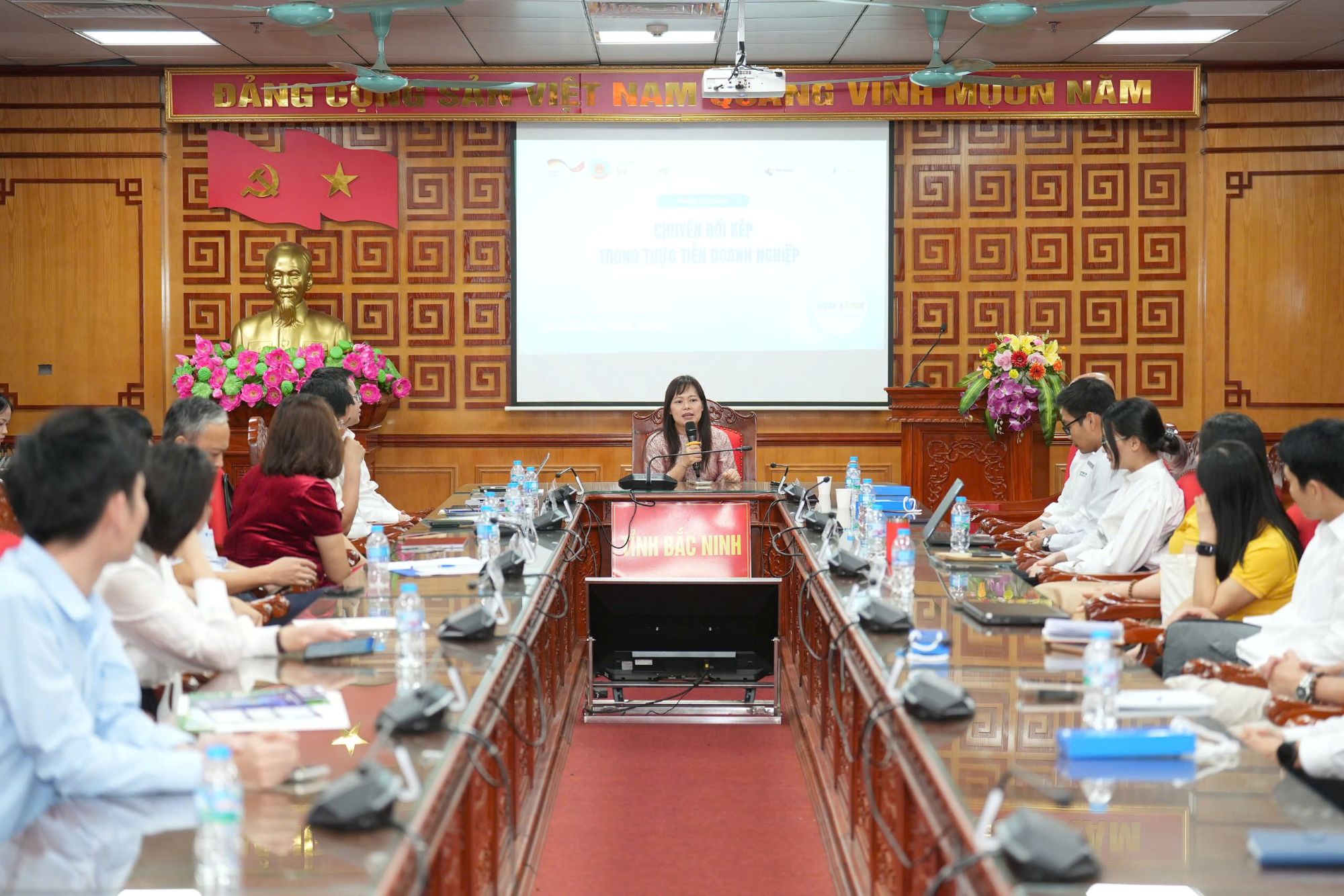 Bà Trần Thị Thu Trang - Chủ tịch Hiệp hội BACLINK điều phối phiên tọa đàm “Chuyển đổi kép trong thực tiễn doanh nghiệp”
