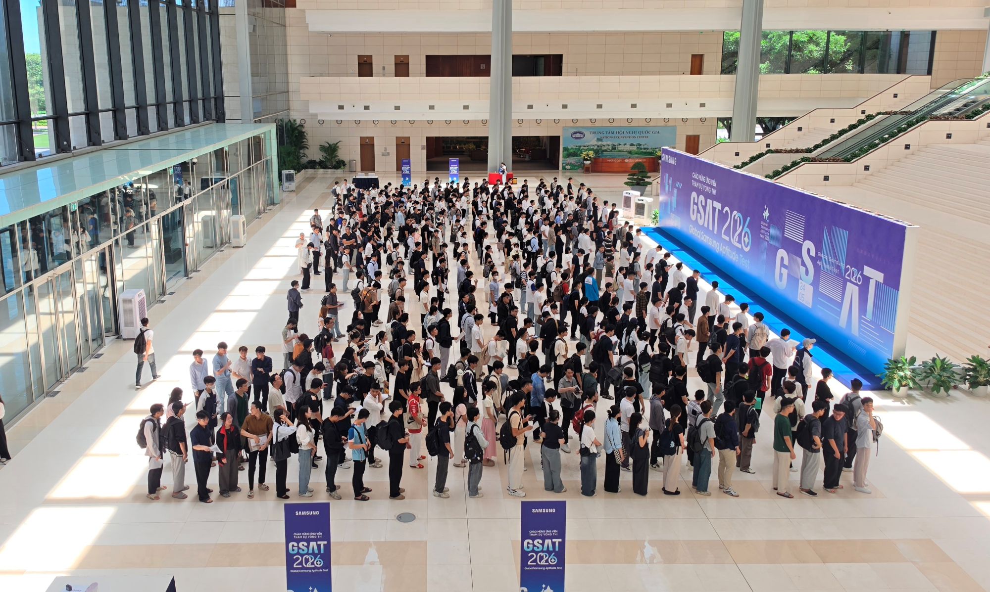 Các ứng viên xếp hàng làm thủ tục vào khu vực thi GSAT đợt I năm 2026 của Samsung Việt Nam