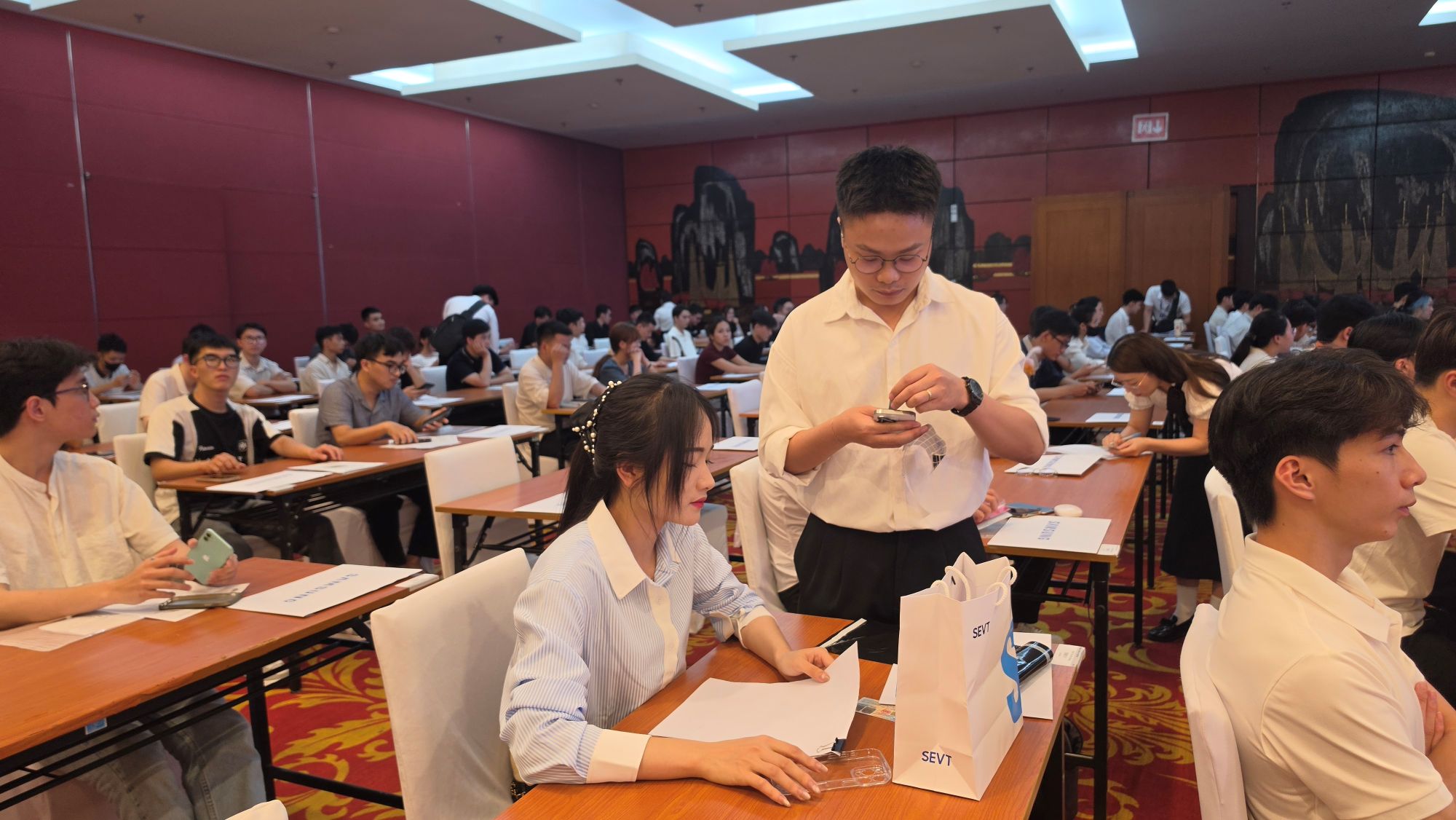 Giám thị hỗ trợ thủ tục cho ứng viên trước giờ làm bài thi