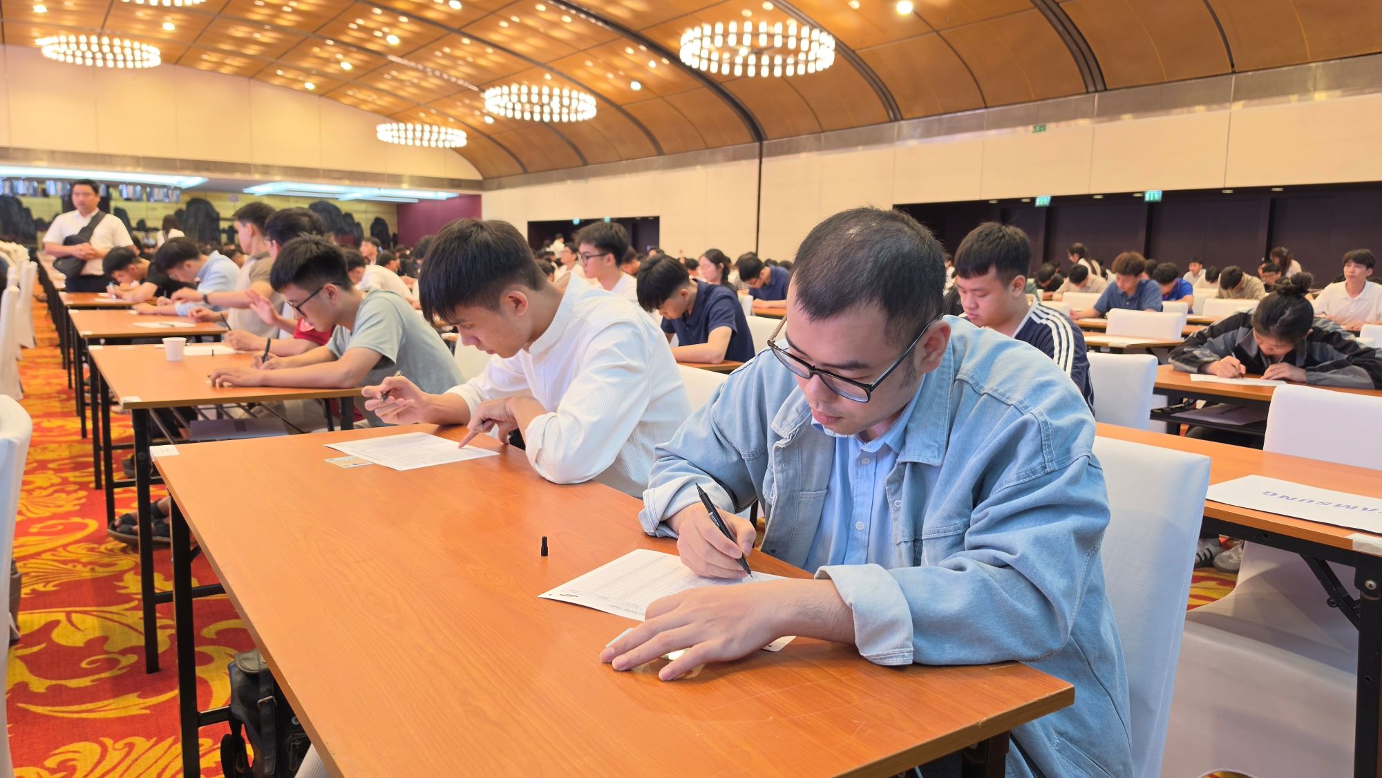 Các ứng viên tập trung làm bài thi
