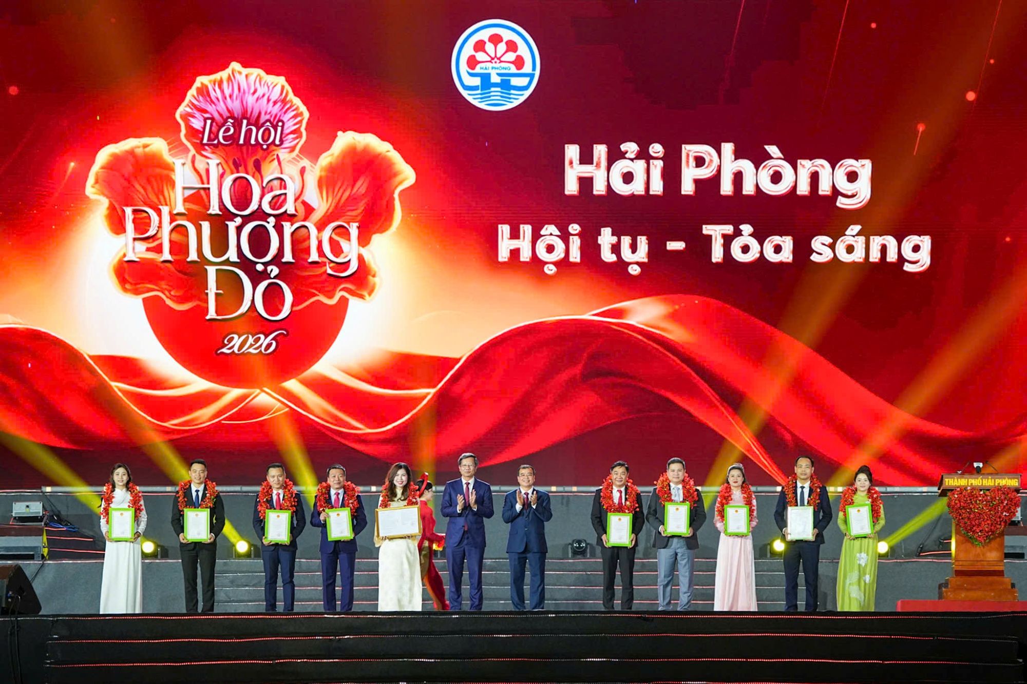 Đồng chí Lê Anh Quân - Uỷ viên Ban Thường vụ Thành uỷ, Phó Chủ tịch thường trực UBND thành phố và đồng chí Nguyễn Minh Hùng - Ủy viên Thành ủy, Phó Chủ tịch UBND thành phố - Phó trưởng ban Thường trực Ban tổ chức Lễ hội trao Quyết định công nhận Khu du lịch Quốc tế Đồi Rồng đạt tiêu chí Du lịch Xanh thành phố Hải Phòng ở 2 hạng mục Điểm du lịch và Cơ sở lưu trú.