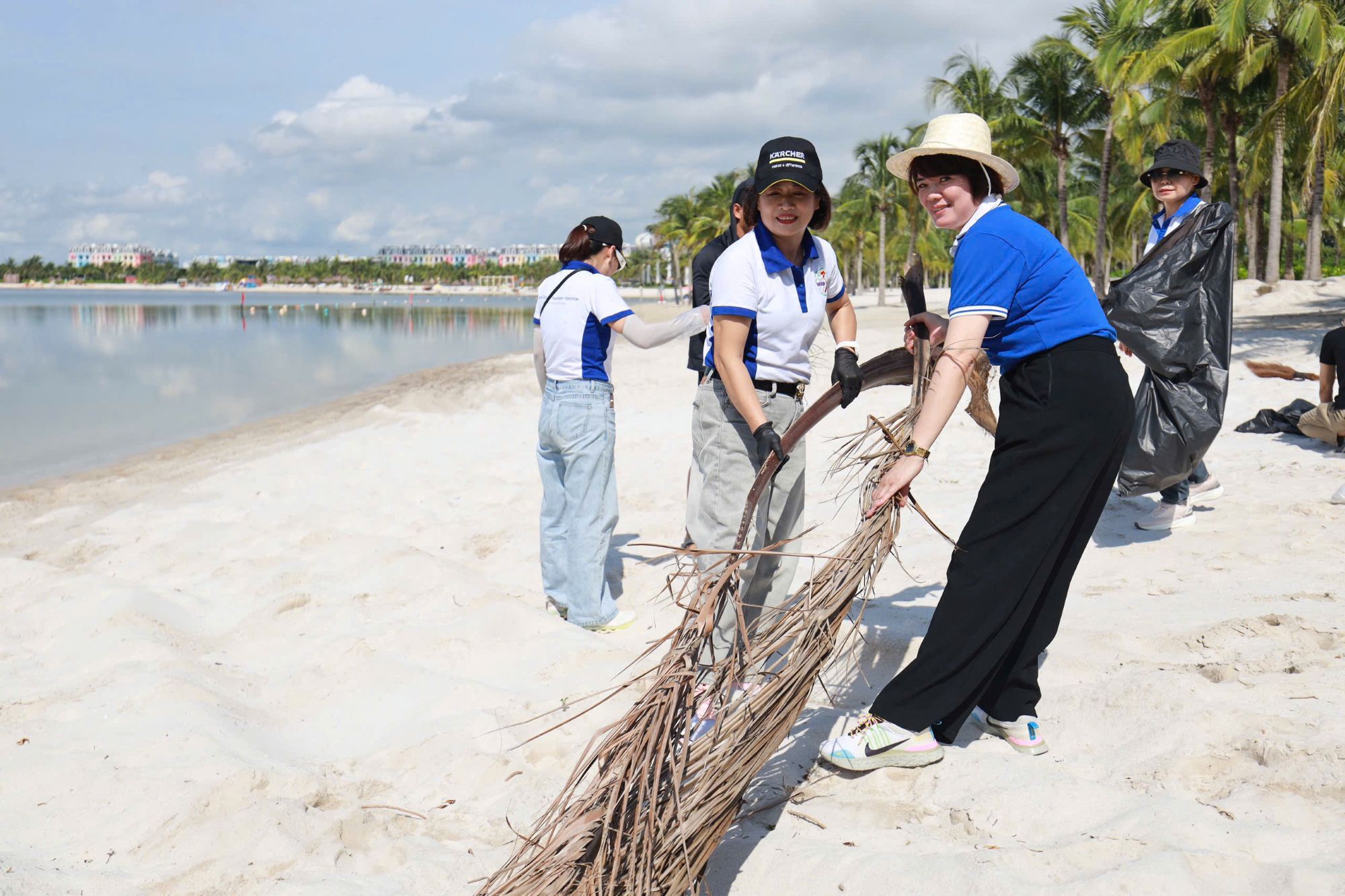 Dream Dragon Resort thực hiện thu gom rác thải trên biển hàng tuần.