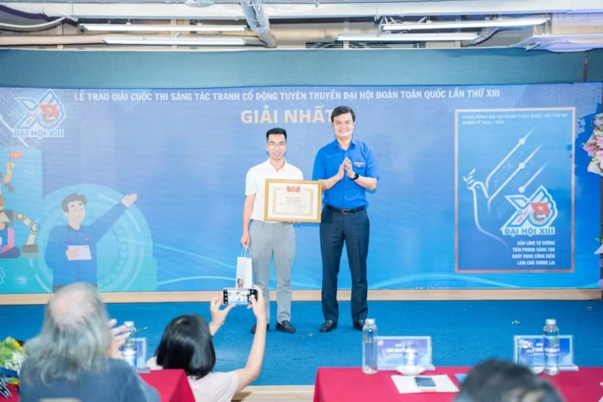 Đồng chí Bùi Quang Huy, Ủy viên Trung ương Đảng, Bí thư thứ nhất Trung ương Đoàn trao giải Nhất cho tác giả Nguyễn Duy Thành.