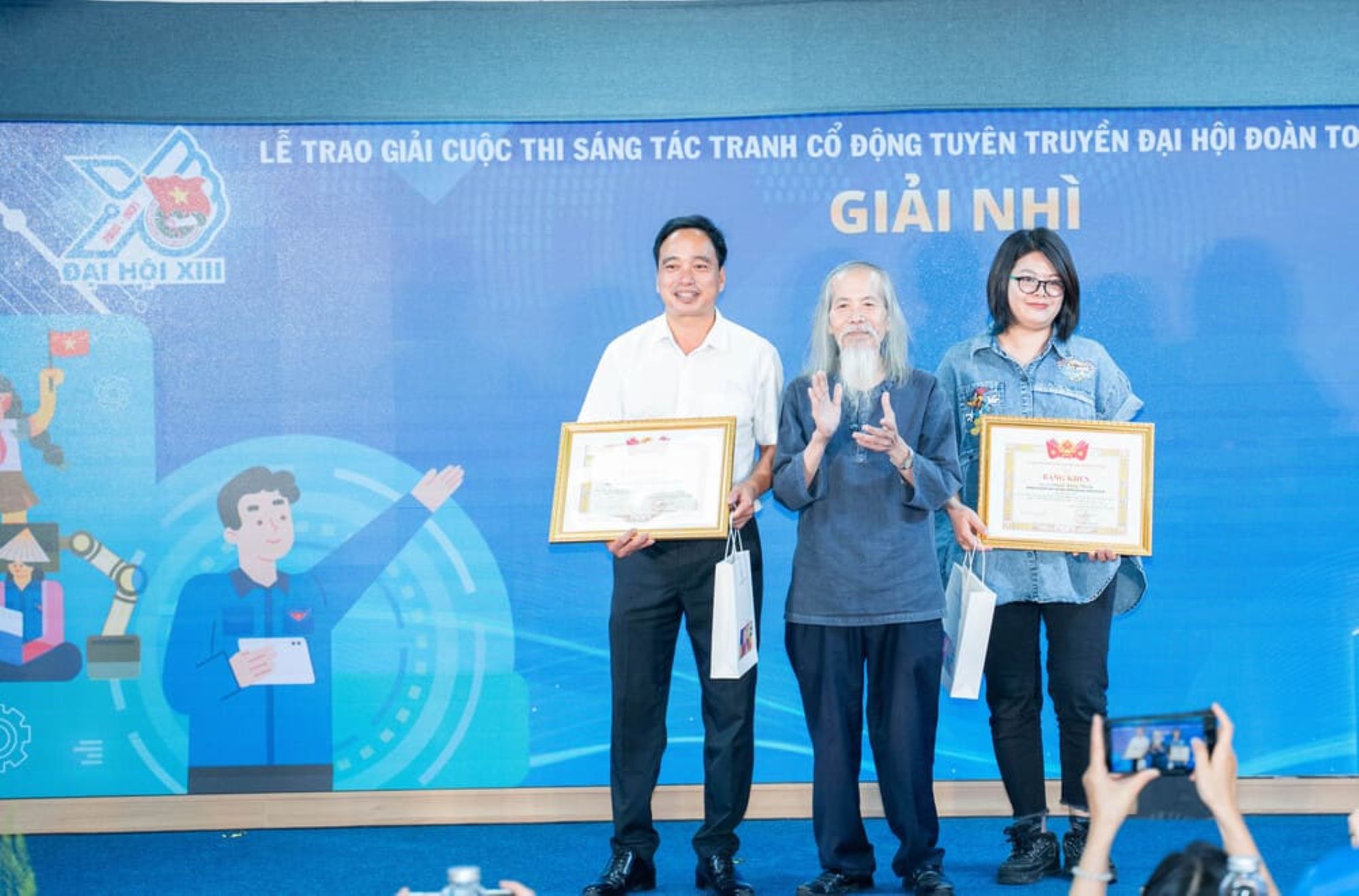 Họa sĩ Lương Xuân Đoàn, Chủ tịch Hội Mỹ thuật Việt Nam, Chủ tịch Hội đồng Giám khảo Vòng Chung khảo trao giải và bằng khen cho các tác giả đạt giải Nhì trong sáng tác tranh cổ động , tuyên truyền Đại hội Đoàn toàn quốc