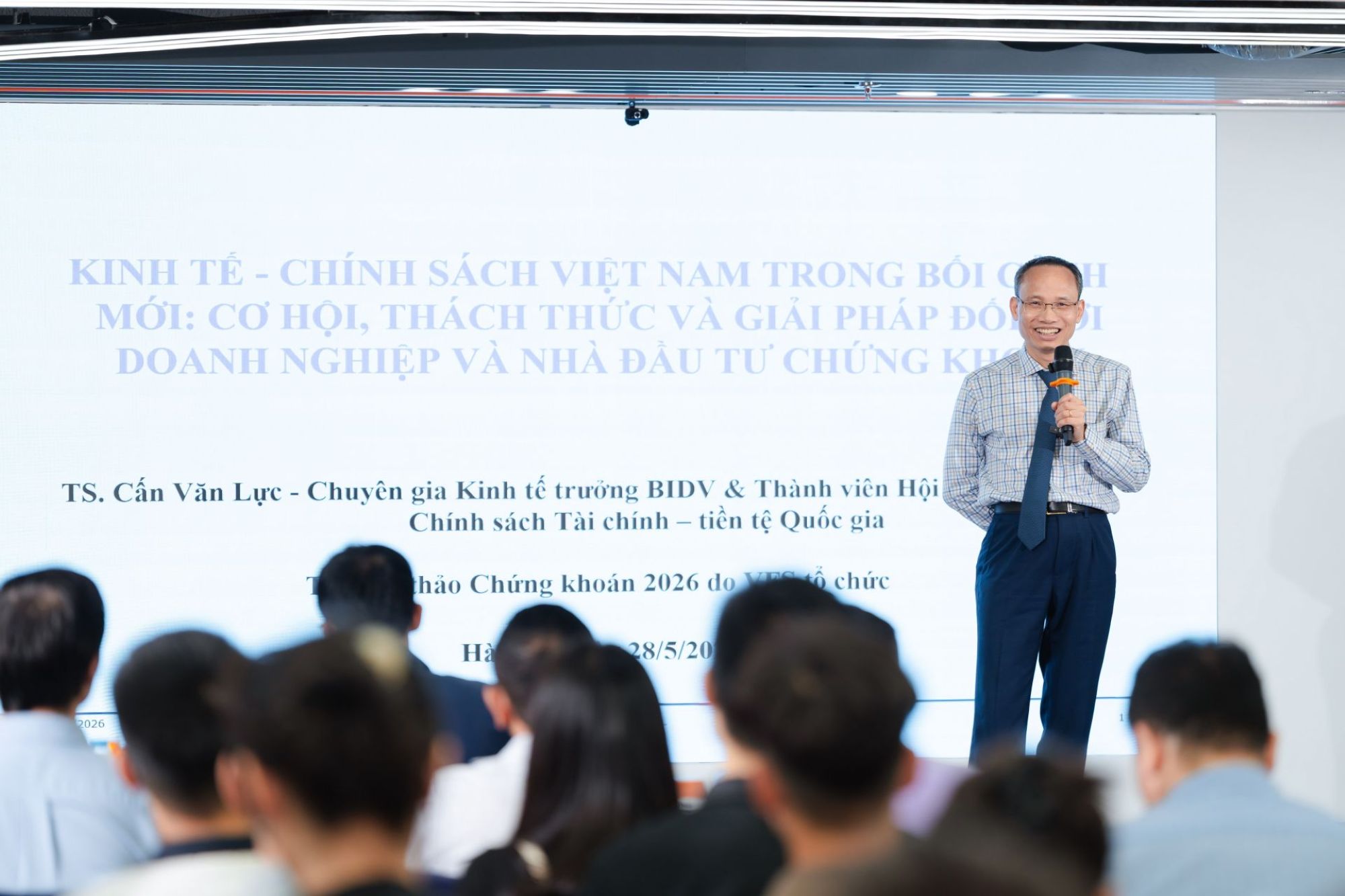TS. Cấn Văn Lực – Chuyên gia Kinh tế trưởng và Giám đốc viện đào tạo, nghiên cứu BIDV