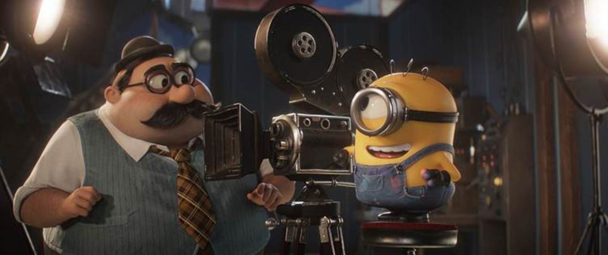 phần phim mới tiếp tục khai thác một động cơ rất dễ đồng cảm: James và Henry, hai Minions mới, đem lòng yêu điện ảnh và muốn làm bộ phim quái vật của riêng mình.
