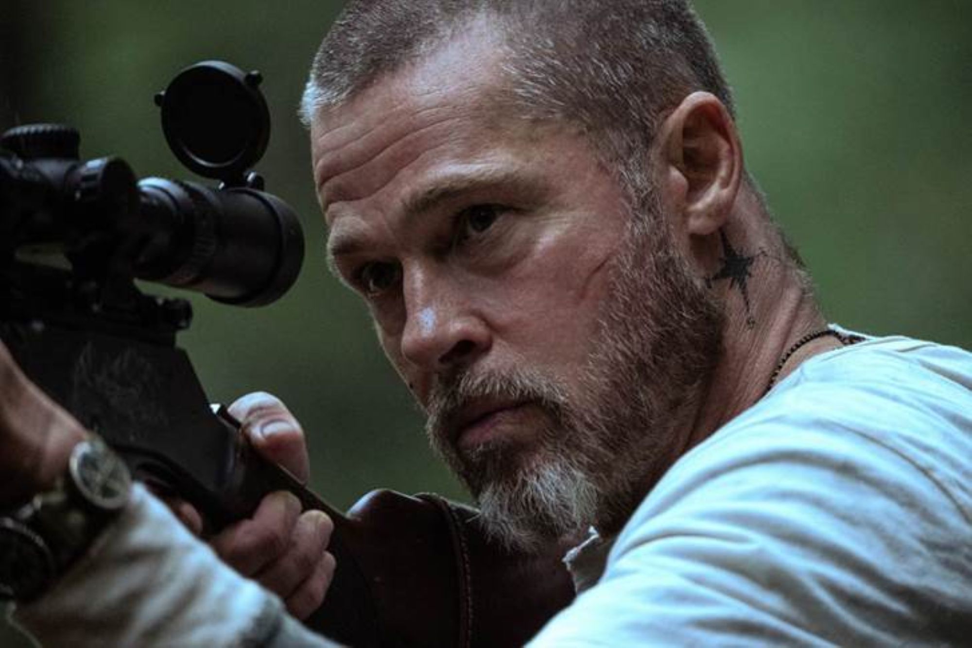 Brad Pitt hé lộ tạo hình phong trần ở tuổi 62