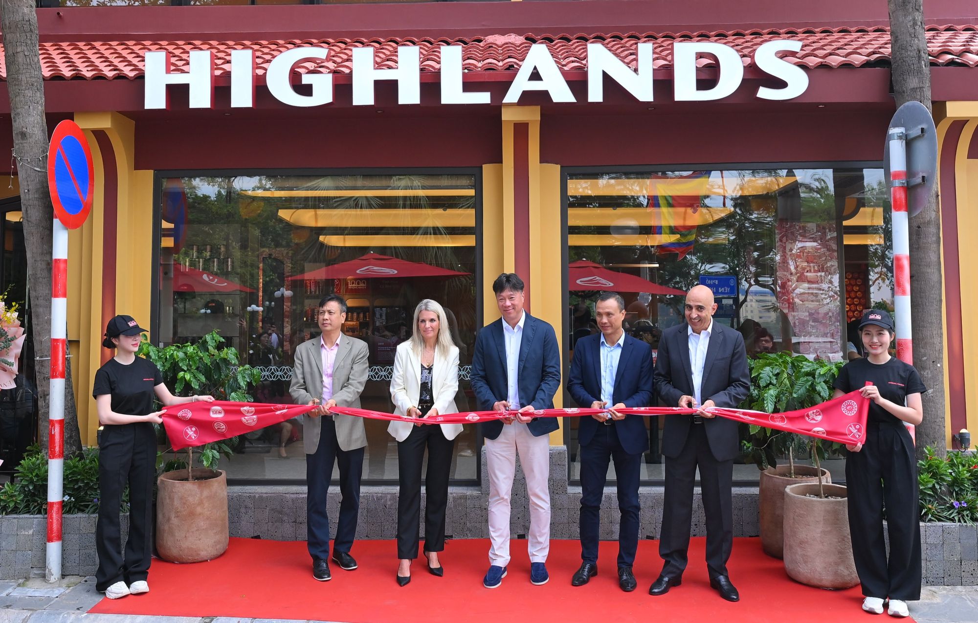 Khoảnh khắc đánh dấu cột mốc 1.000 cửa hàng của Highlands Coffee, một dấu mốc đặc biệt trên hành trình gần ba thập kỷ lan tỏa tinh hoa cà phê Việt.