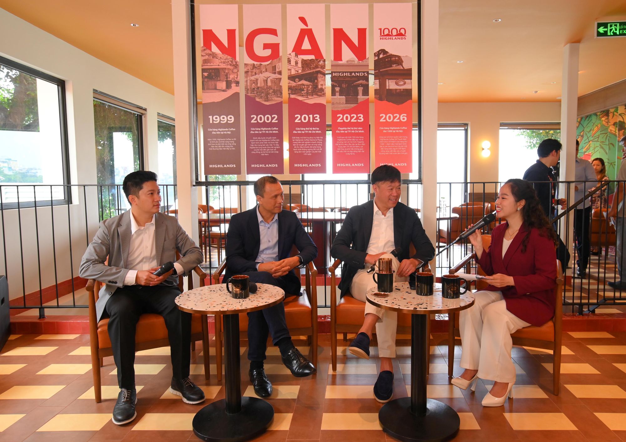 Ông David Thái - Nhà sáng lập kiêm CEO Highlands Coffee, ông Lê Thái Anh – Giám đốc Quốc gia Việt Nam và ông Dương Xuân Vĩnh - Quản lý Thu mua Cà phê & Phát triển Bền vững cùng nhìn lại hành trình gần ba thập kỷ đưa Highlands Coffee chạm cột mốc 1.000 cửa hàng.