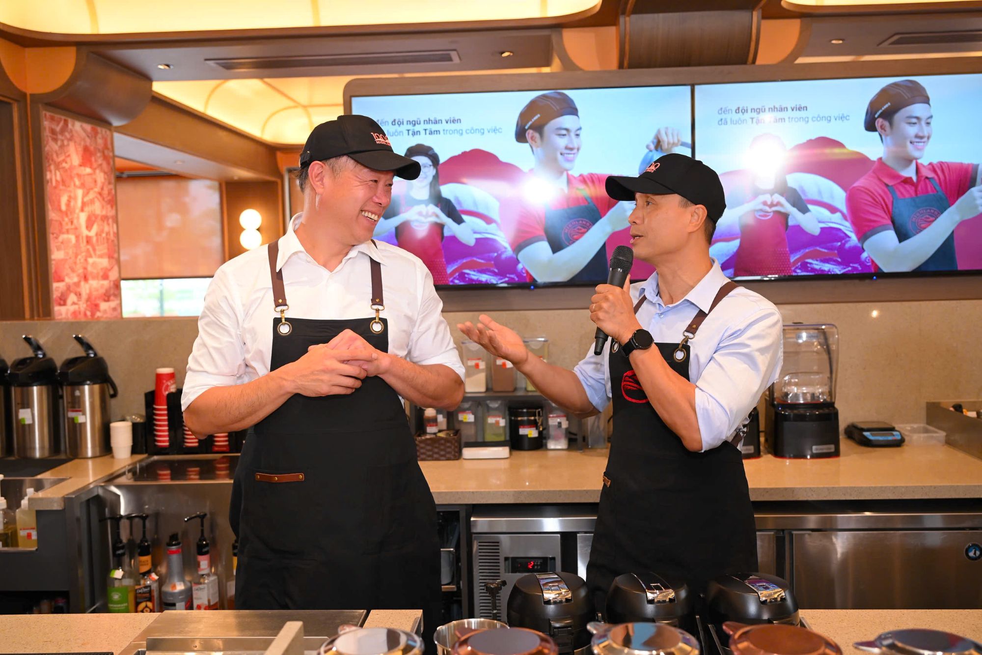 Ông David Thái và ông Lê Thái Anh cùng nhìn lại những ngày đầu của Highlands Coffee và niềm tin bền bỉ vào cà phê Việt trên hành trình gần ba thập kỷ qua.