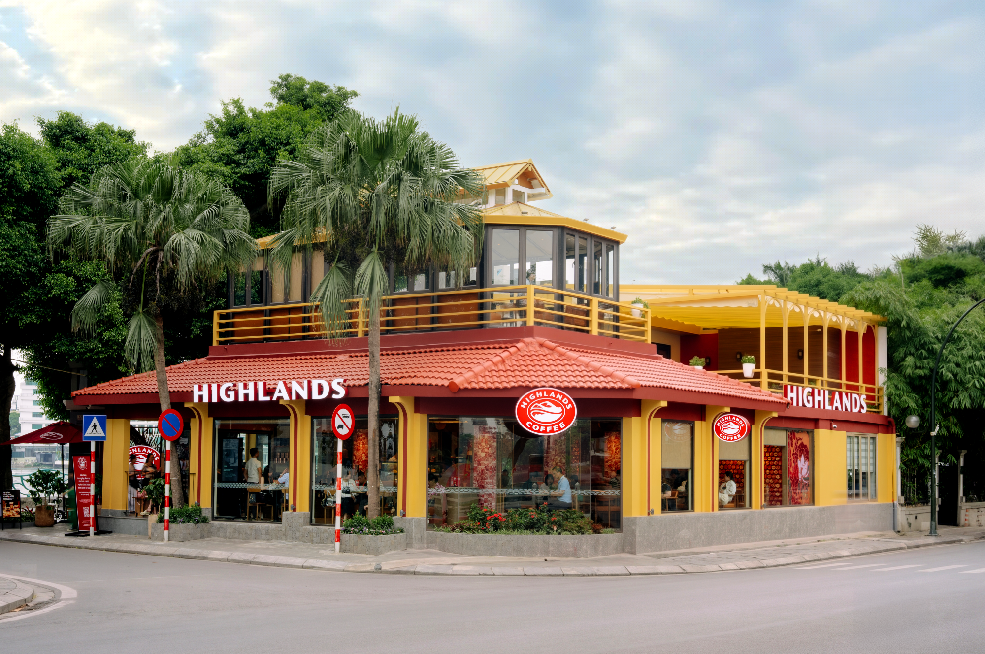 Toàn cảnh cửa hàng thứ 1.000 Highlands Coffee tại đường Thanh Niên, Tây Hồ, Hà Nội.