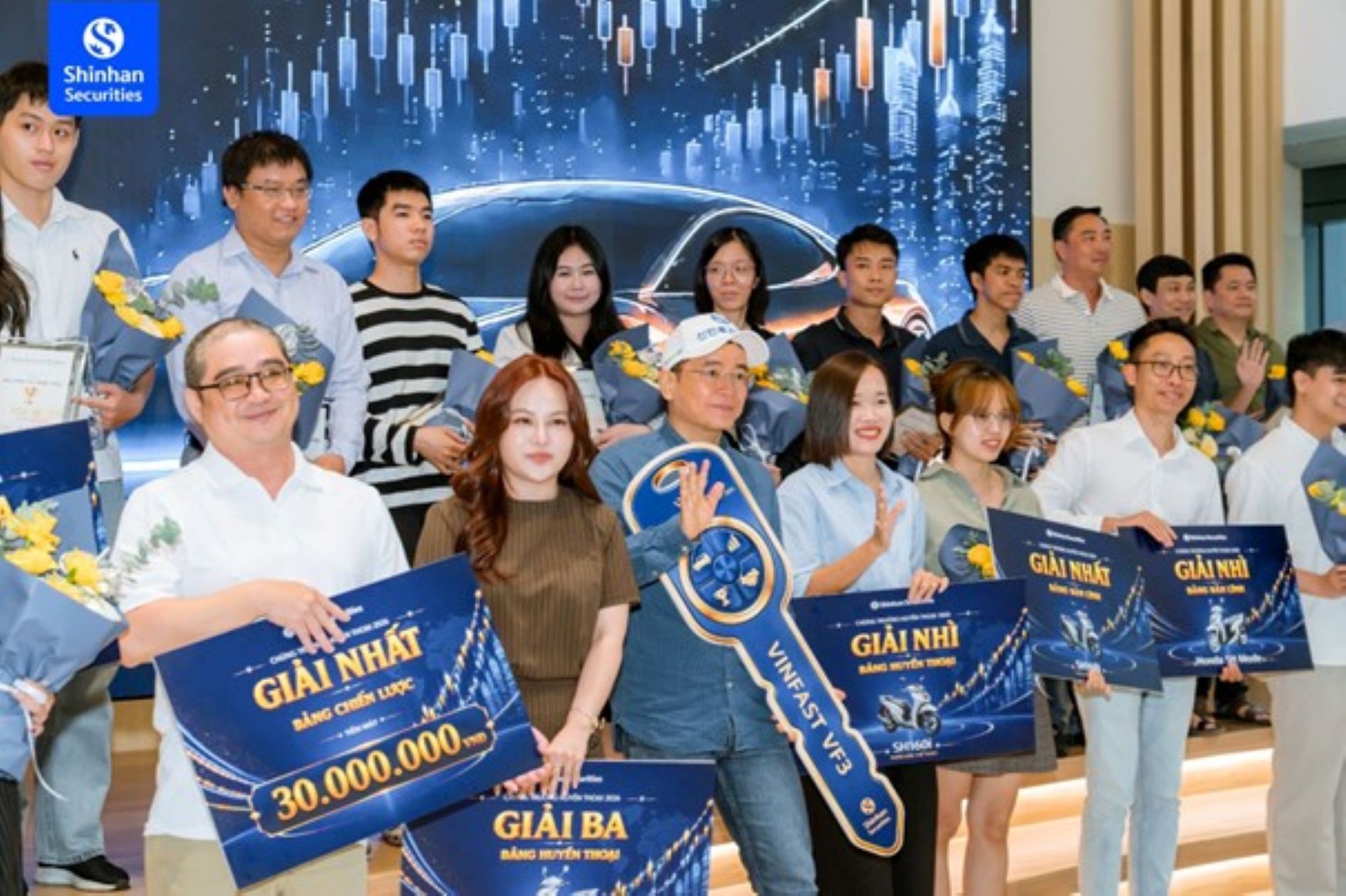 Khoảnh khắc các nhà đầu tư hào hứng nhận giải tại Sự kiện trao giải Chứng Trường Huyền Thoại