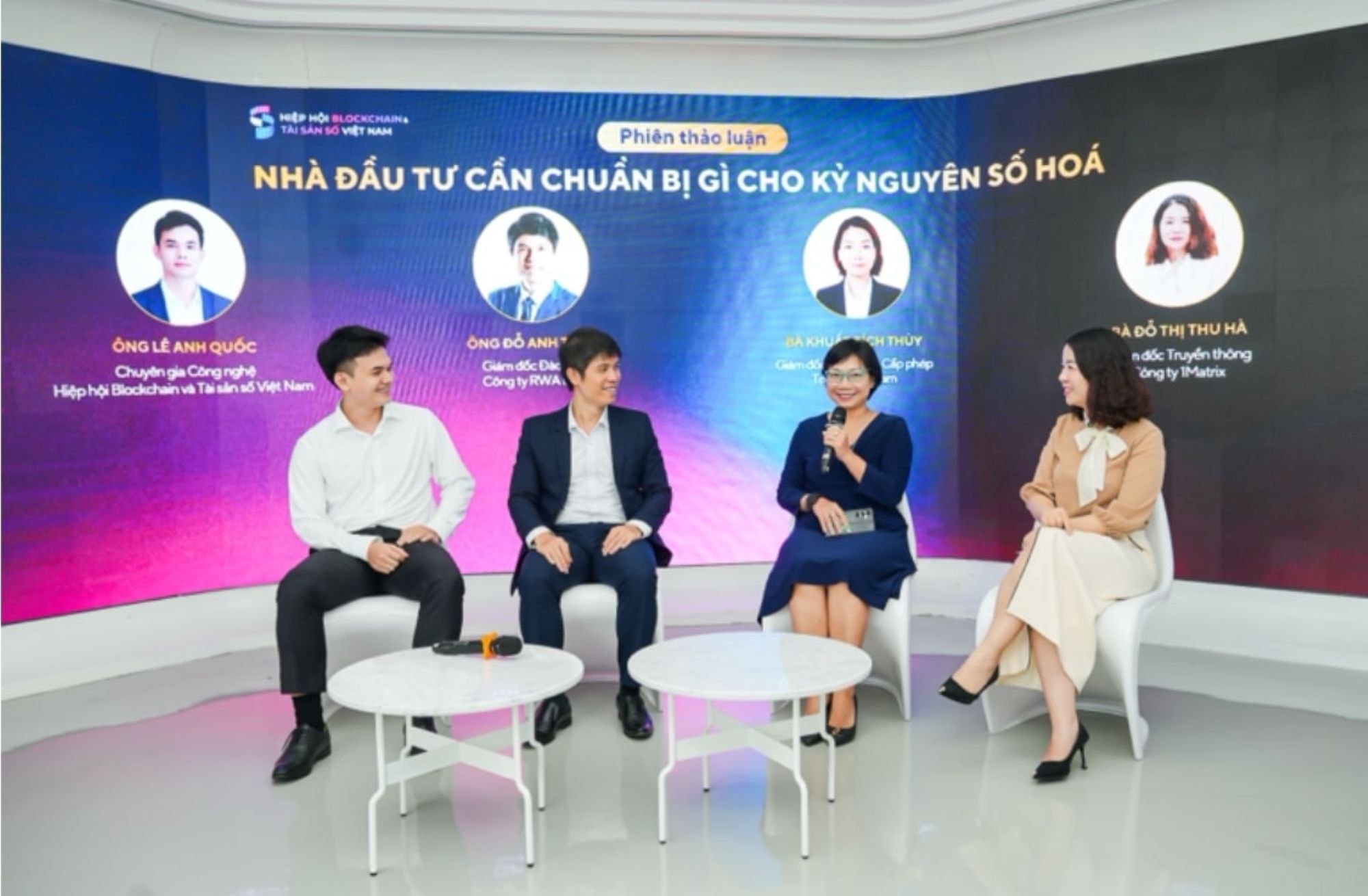 (Từ trái qua phải) Ông Lê Anh Quốc, ông Đỗ Anh Tuấn, bà Khuất Bích Thủy và bà Đỗ Thị Thu Hà tham gia thảo luận về những yếu tố nhà đầu tư cần chuẩn bị cho kỷ nguyên số hóa.