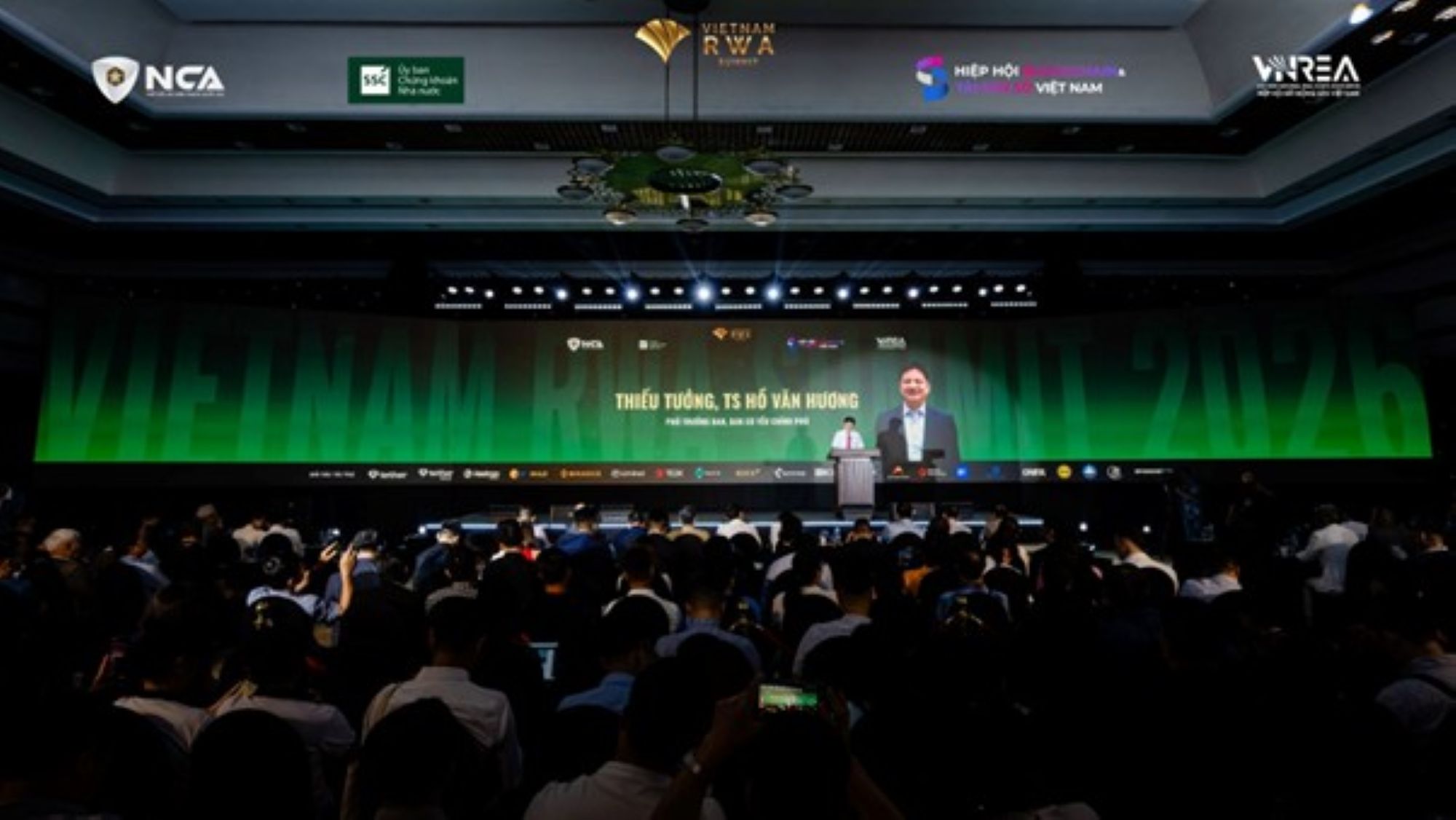 Thiếu tướng, Tiến sĩ Hồ Văn Hương, Phó Trưởng Ban, Ban Cơ yếu Chính phủ phát biểu khai mạc phiên thứ 2 chương trình Vietnam RWA Summit 2026 với chủ đề “Chìa khóa đột phá thanh khoản”, diễn ra chiều 18/7 tại Hà Nội.