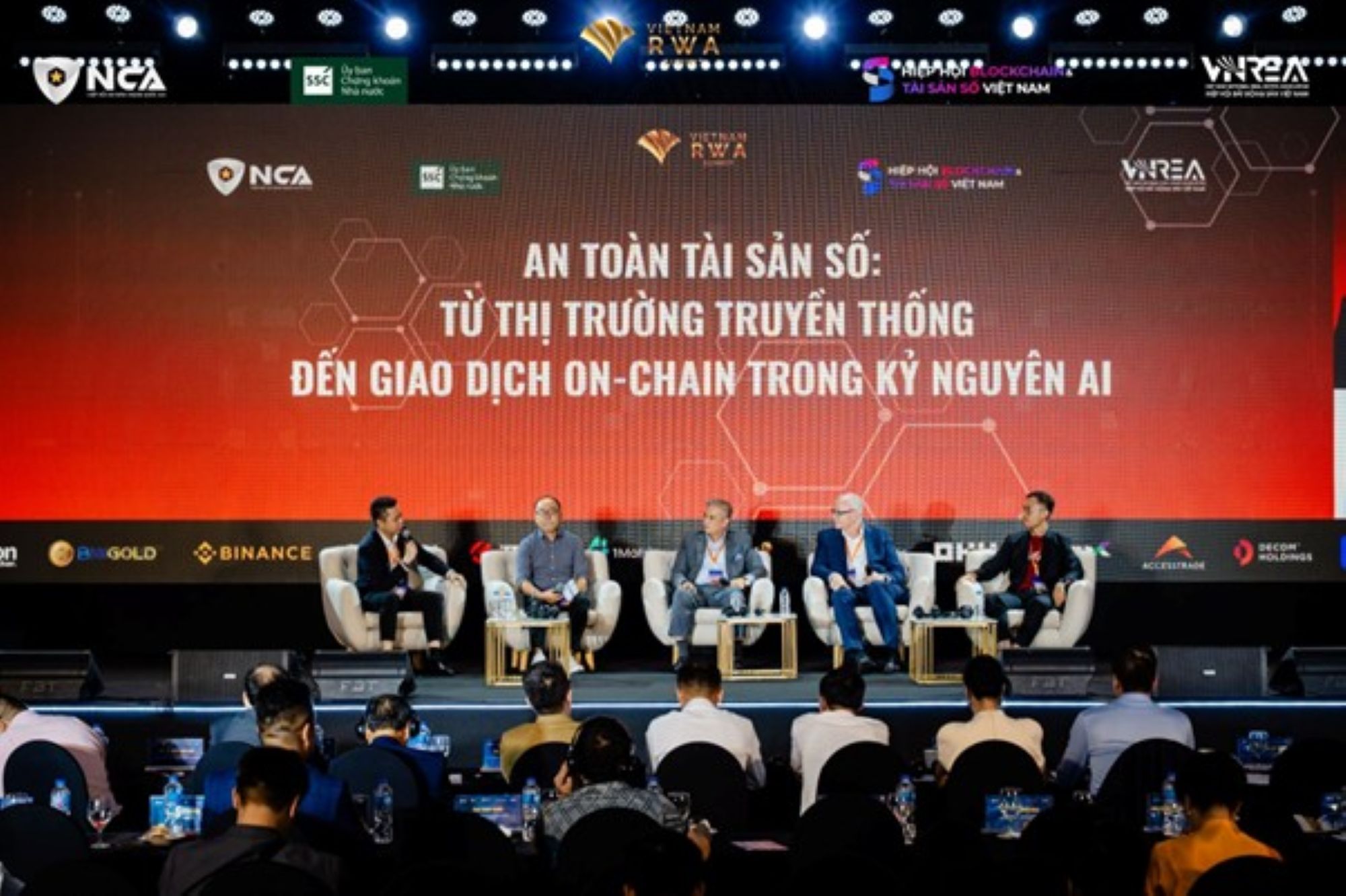 Các chuyên gia tại phiên thảo luận “An toàn tài sản số: Từ thị trường truyền thống đến giao dịch on-chain trong kỷ nguyên AI”.