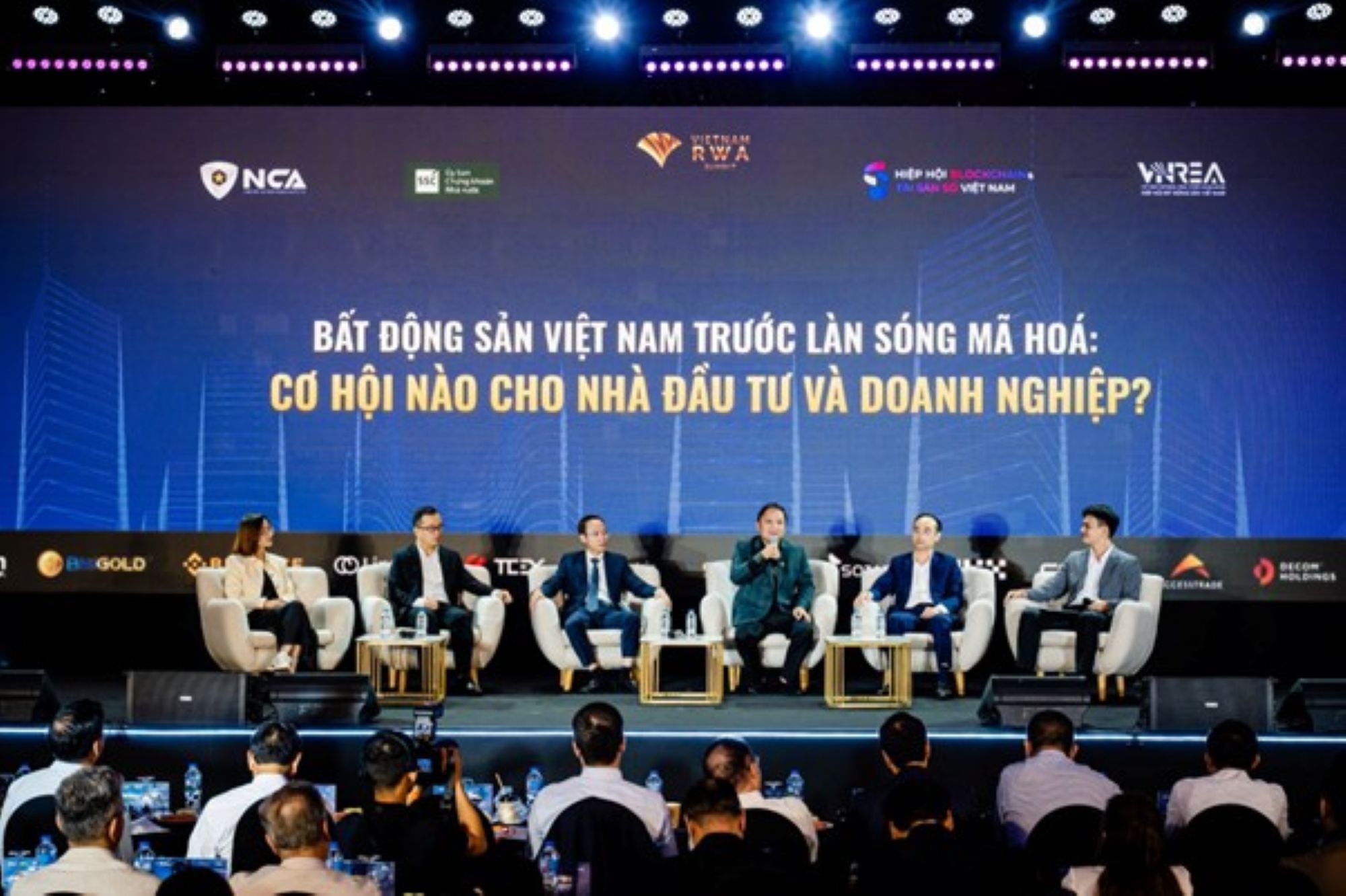 Đại diện doanh nghiệp và chuyên gia tại phiên “Bất động sản Việt Nam trước làn sóng mã hóa: Cơ hội nào cho nhà đầu tư và doanh nghiệp?”.