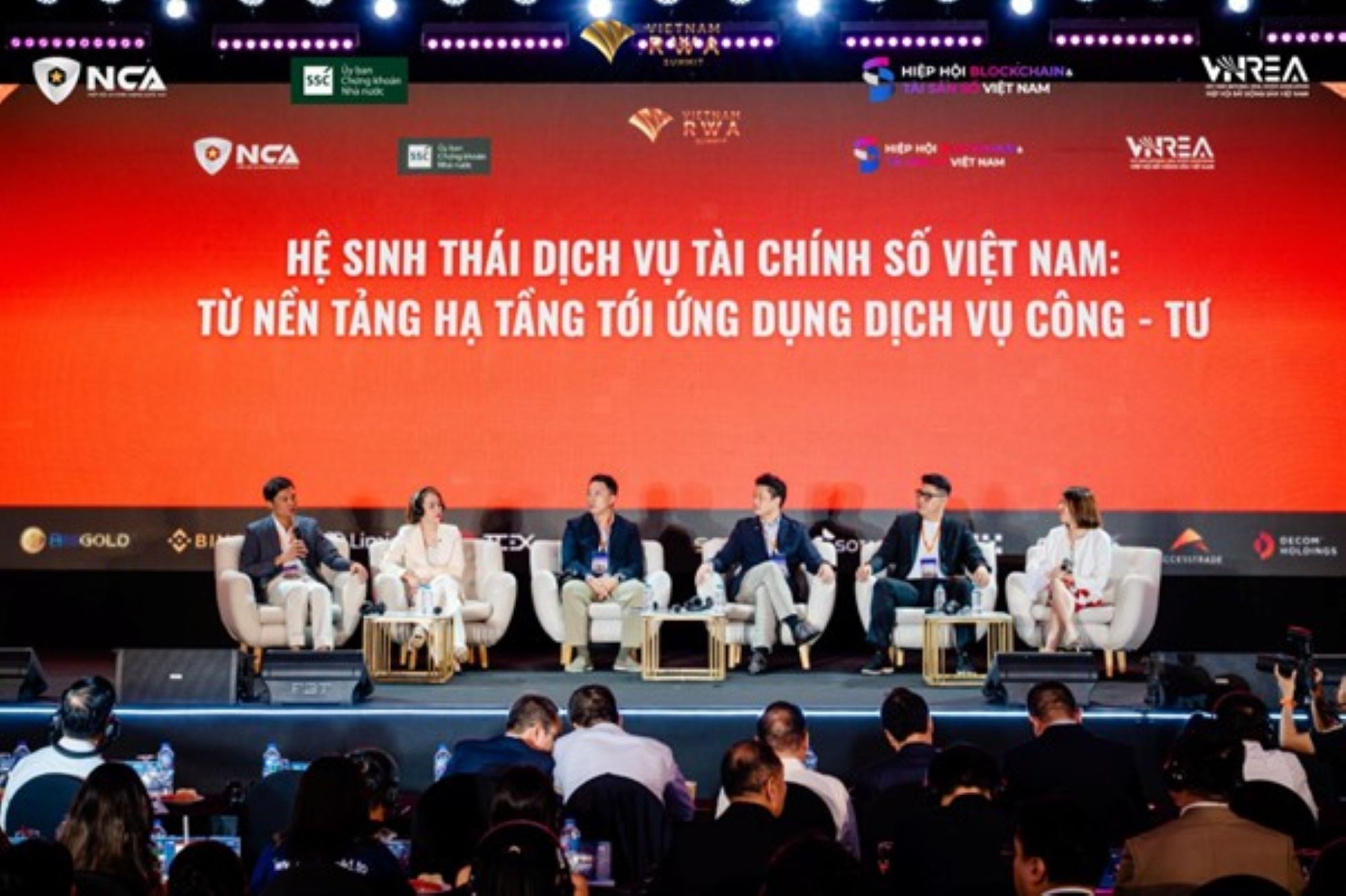 Đại diện các tổ chức công nghệ và tài chính tại phiên “Hệ sinh thái dịch vụ tài chính số Việt Nam: Từ nền tảng hạ tầng tới ứng dụng dịch vụ công - tư”.