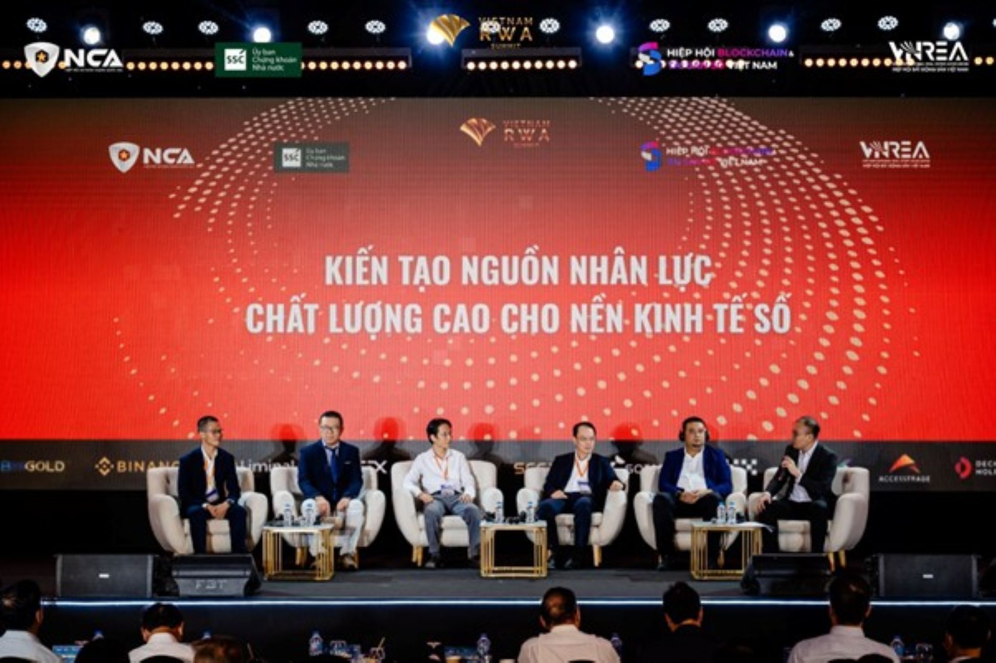 Đại diện giới chuyên gia, nhà trường và doanh nghiệp tại phiên “Kiến tạo nguồn nhân lực chất lượng cao cho nền kinh tế số”.