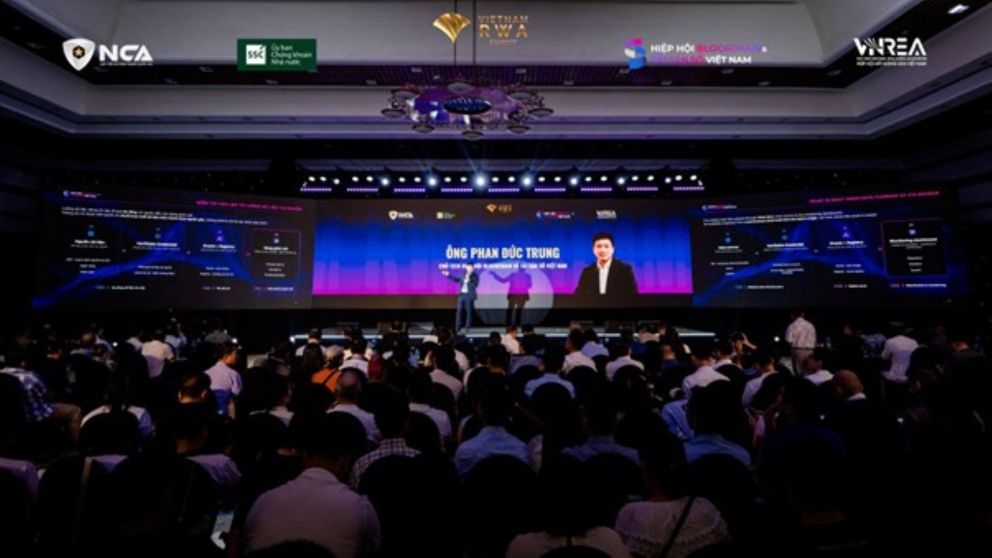 Toàn cảnh phiên khai mạc Vietnam RWA Summit 2026 diễn ra sáng ngày 18/7/2026 tại Hà Nội, quy tụ hơn 3.000 đại biểu trong nước và quốc tế.