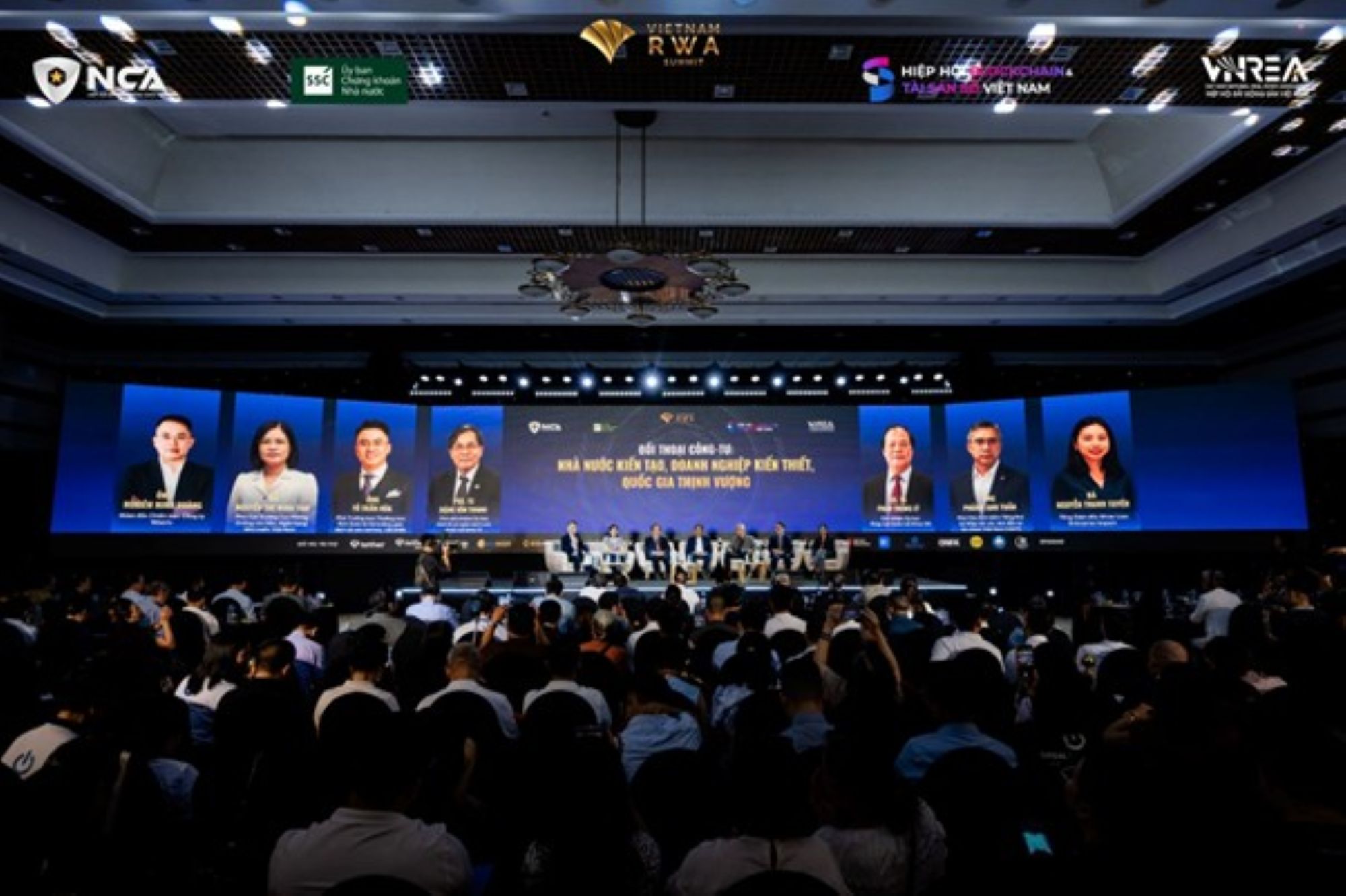 Đại diện cơ quan quản lý, chuyên gia và doanh nghiệp tại phiên thảo luận “Đối thoại công - tư: Nhà nước kiến tạo, doanh nghiệp kiến thiết, quốc gia thịnh vượng”.