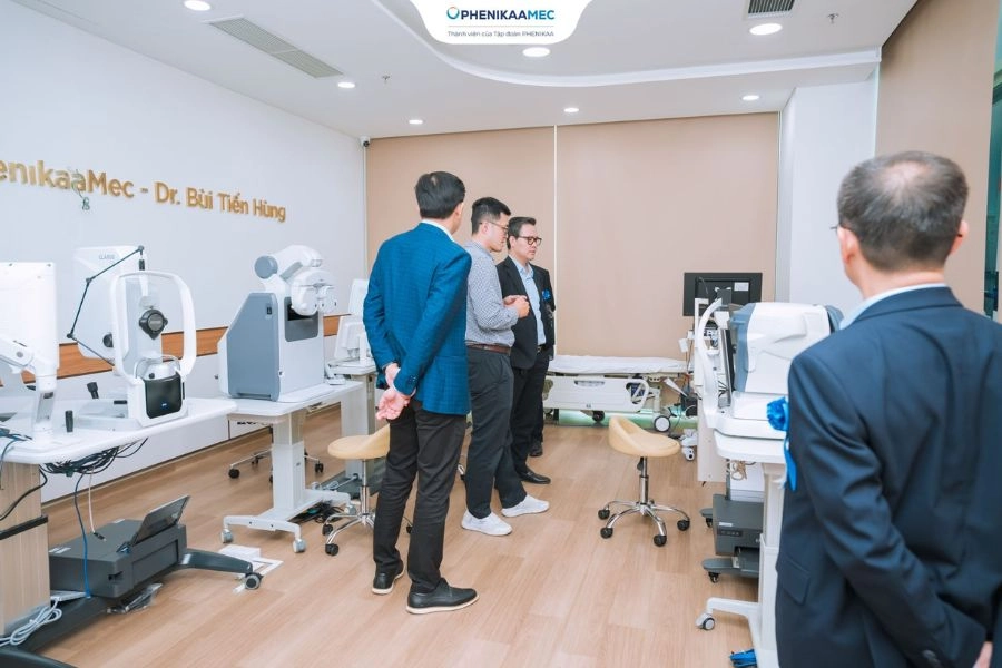 cd4d978e-f521-47bf-8868-423aeb17a406-khai-truong-trung-tam-mat-benh-vien-dai-hoc-phenikaa-dr-bui-tien-hung-6.webp