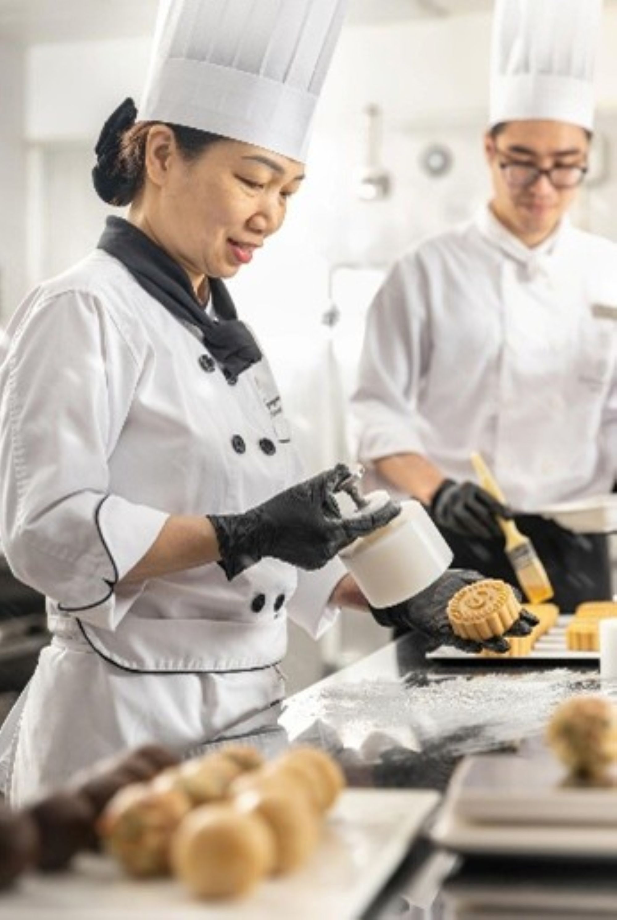 Đội ngũ bếp bánh bận rộn chuẩn bị cho mùa bánh Trung Thu tại khách sạn Sheraton Hanoi Hotel
