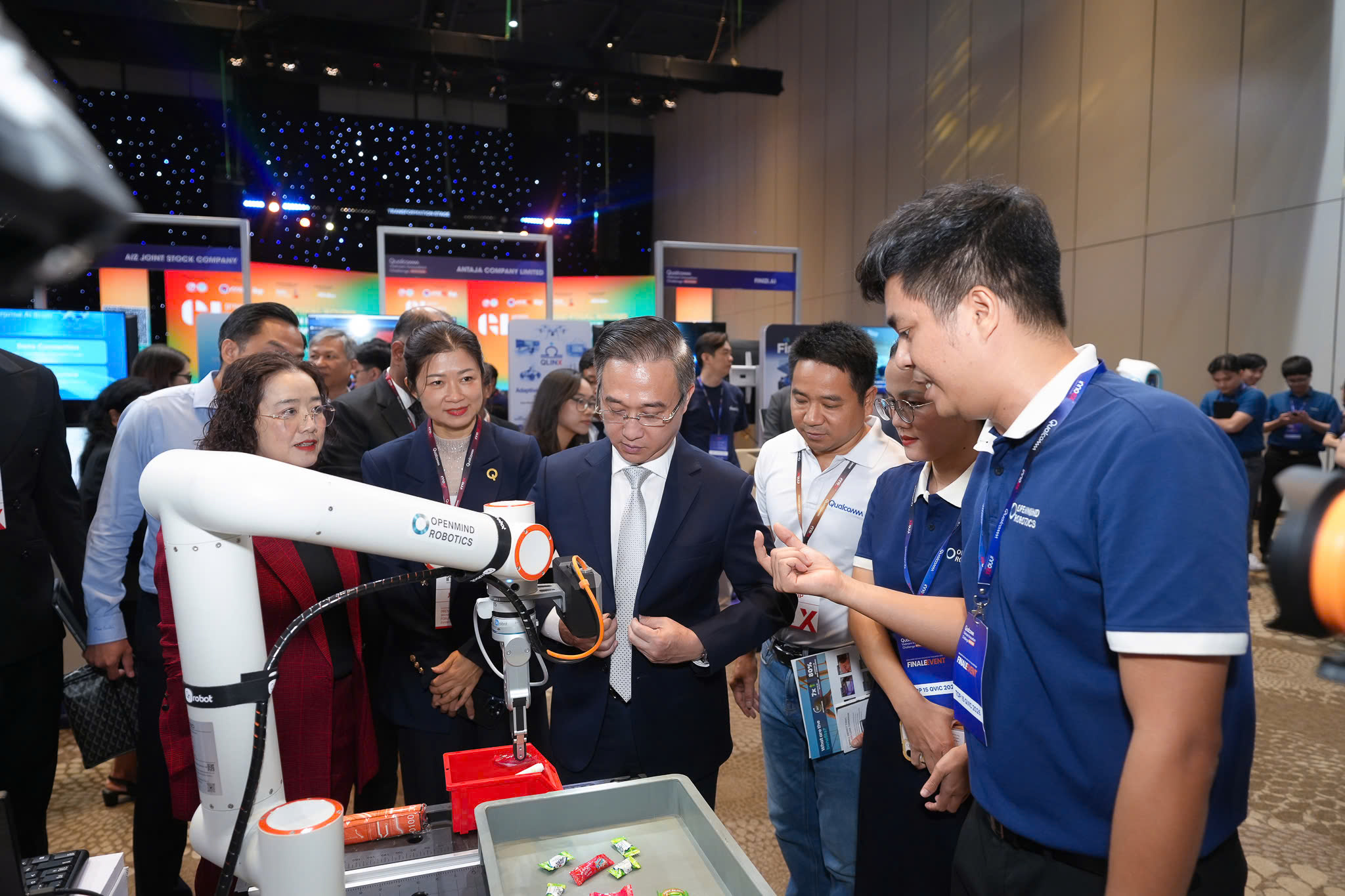 Các doanh nghiệp giới thiệu giải pháp công nghệ và đổi mới sáng tạo tại triển lãm InnoEx 2026